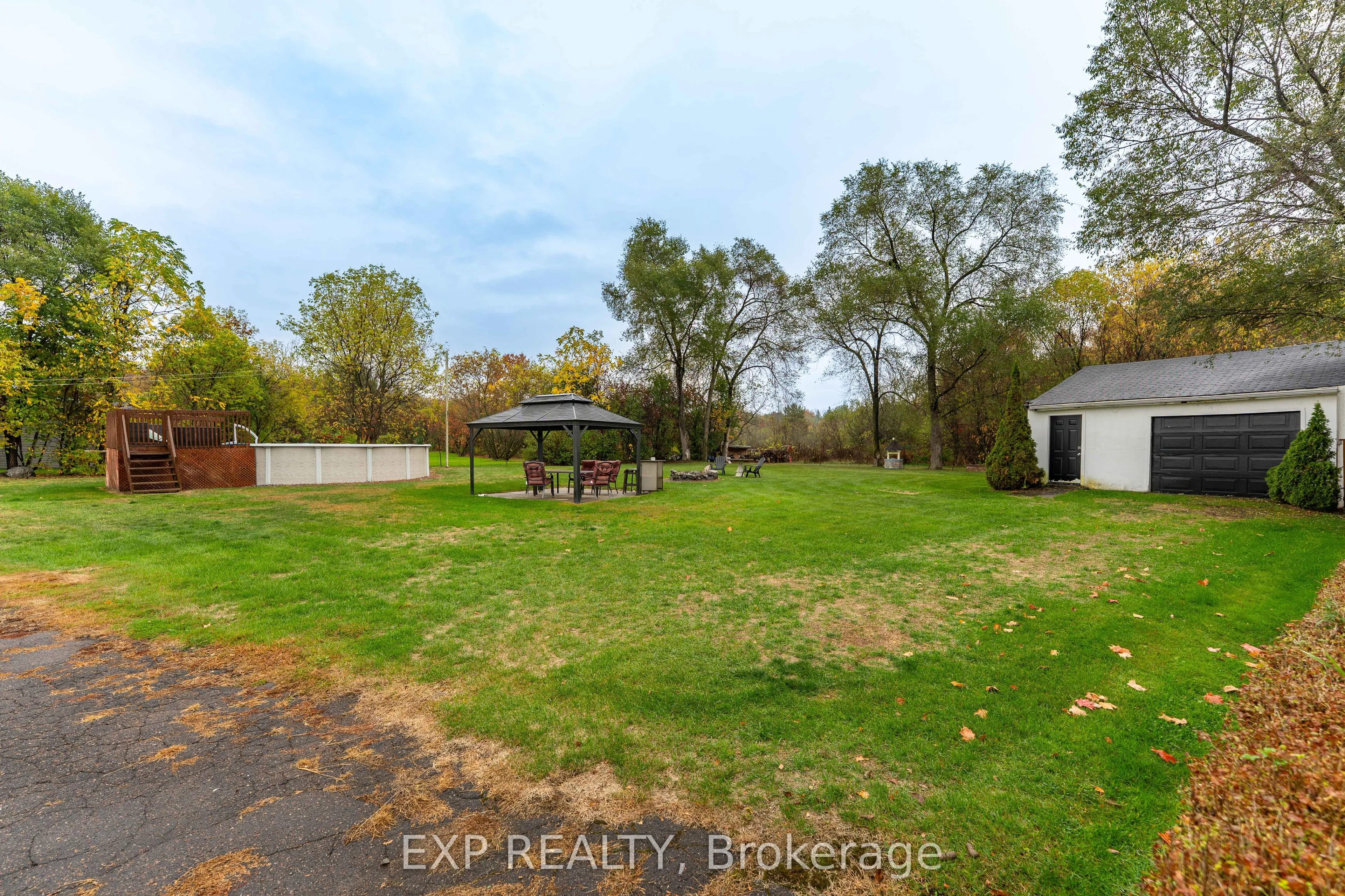 635 FRONT Road W