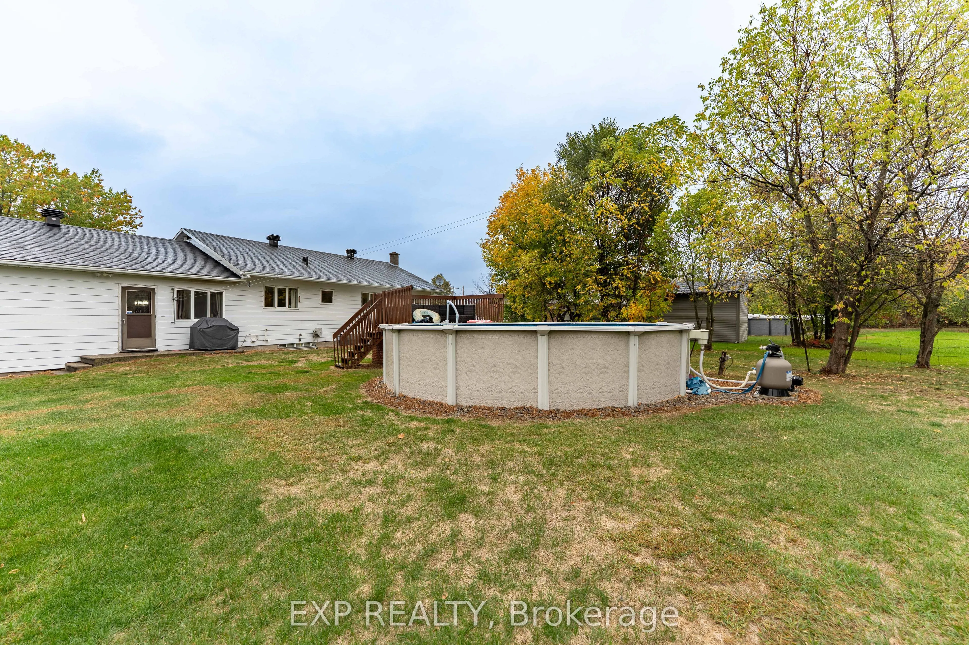 635 FRONT Road W
