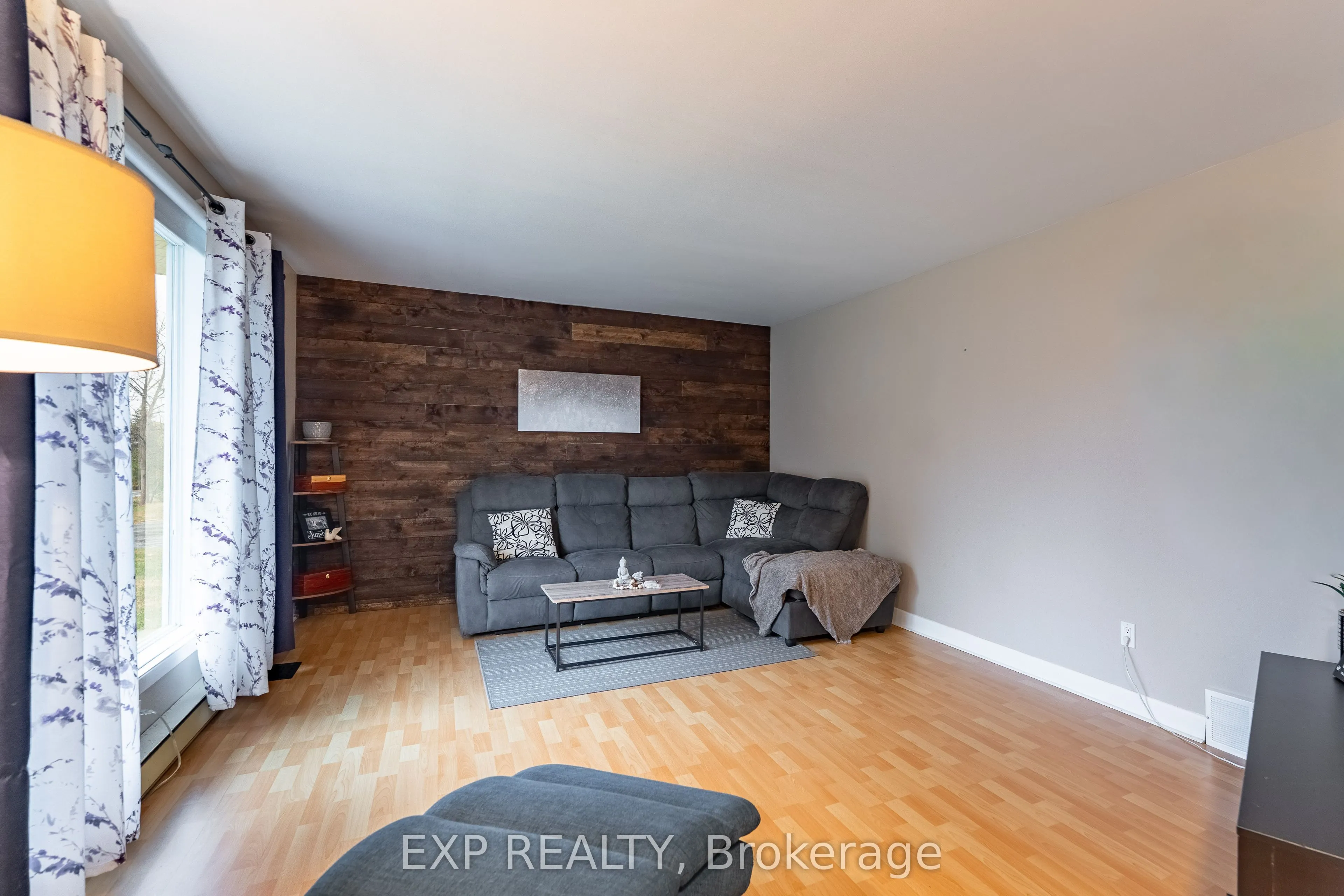 635 FRONT Road W