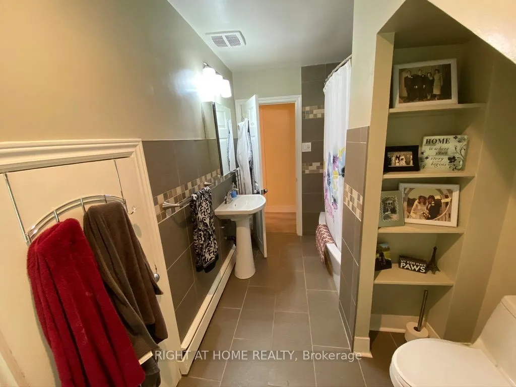 2297 FOX Crescent