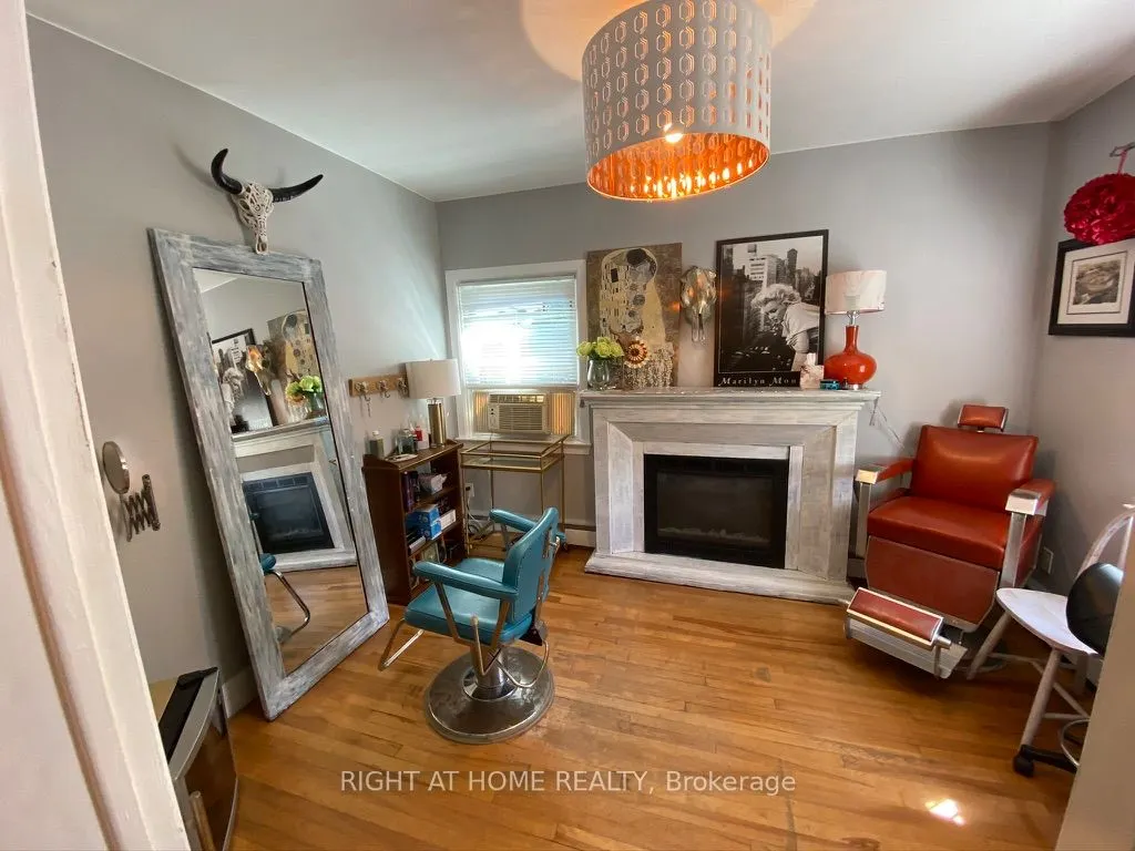 2297 FOX Crescent