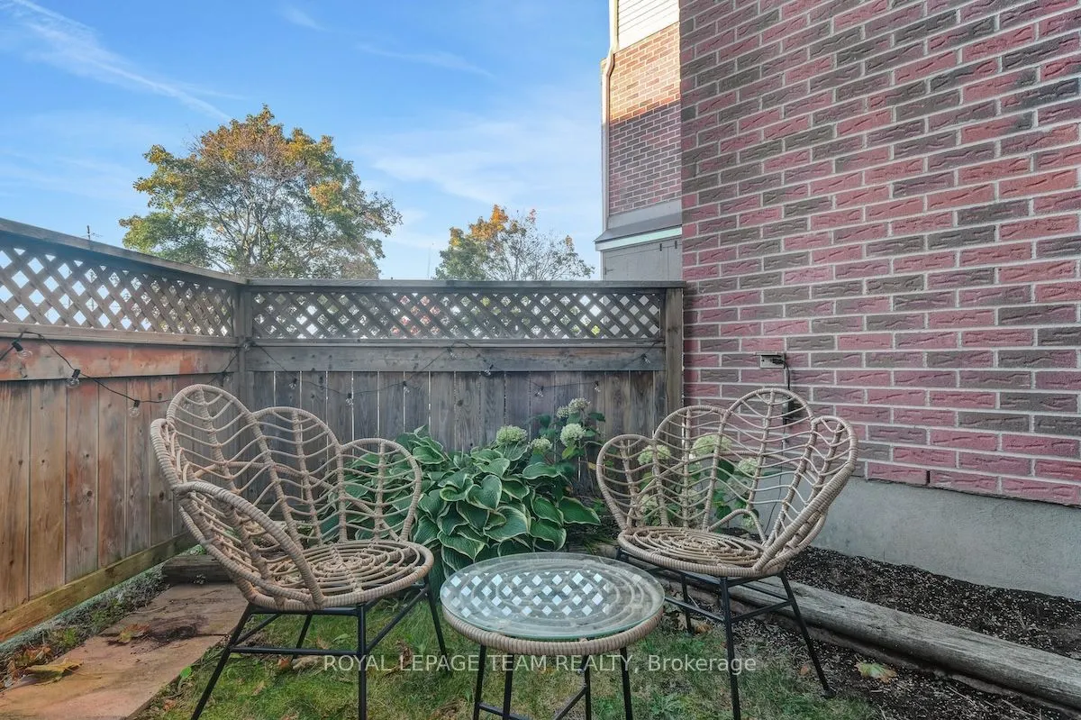 2 STONEBANK Crescent, #2