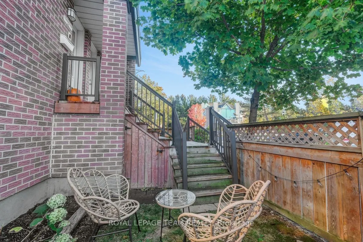 2 STONEBANK Crescent, #2