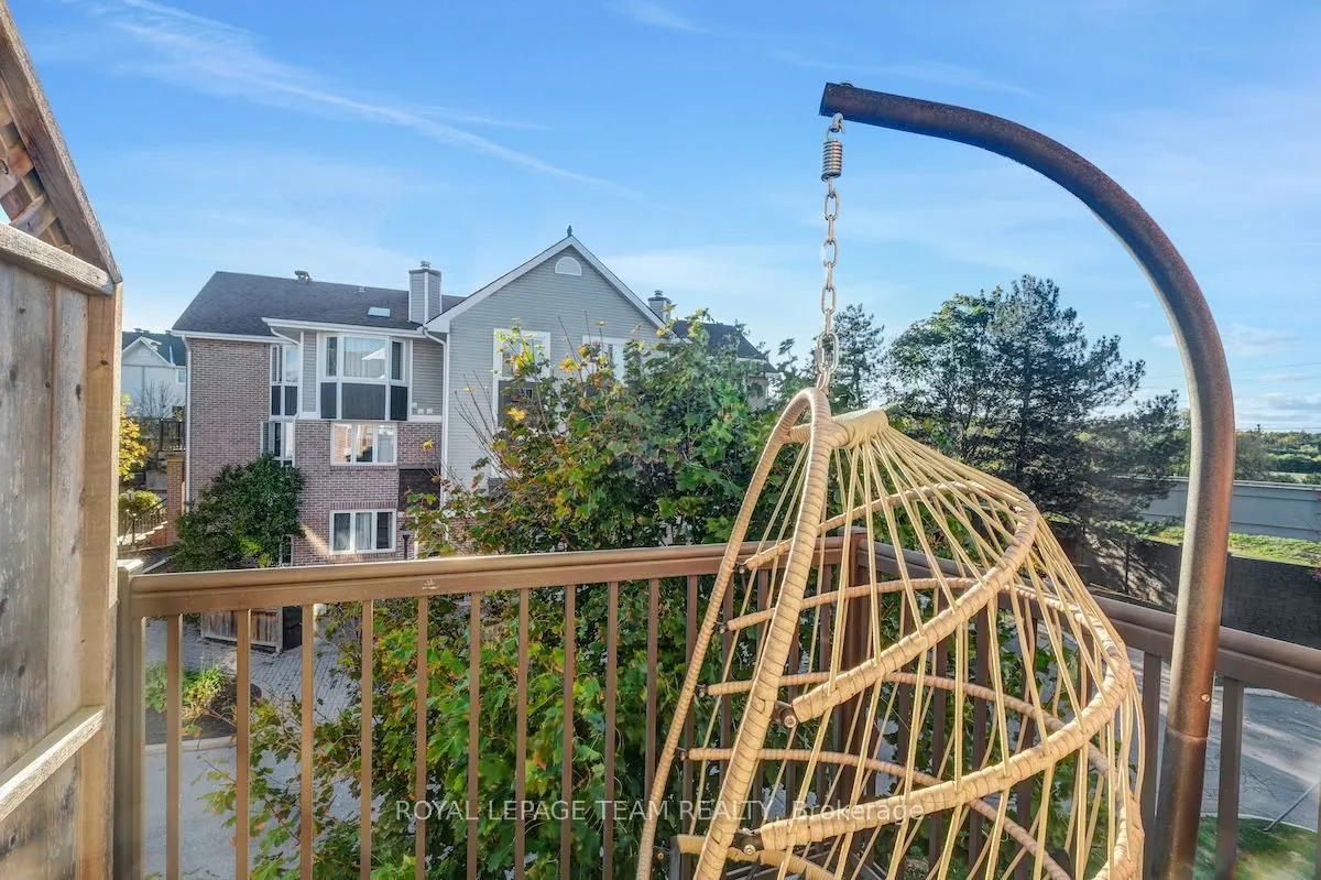 2 STONEBANK Crescent, #2