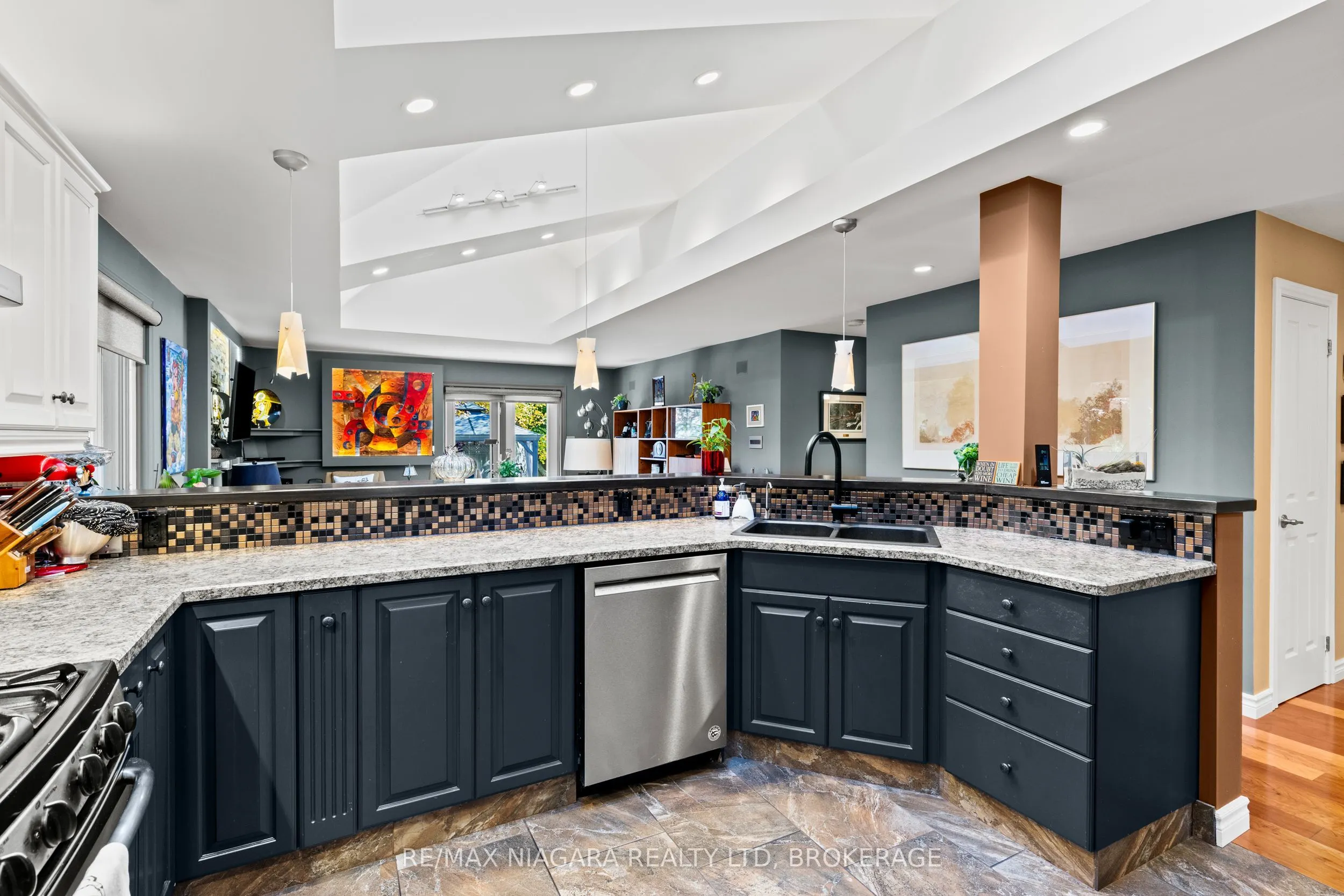 4 KARSAM Court