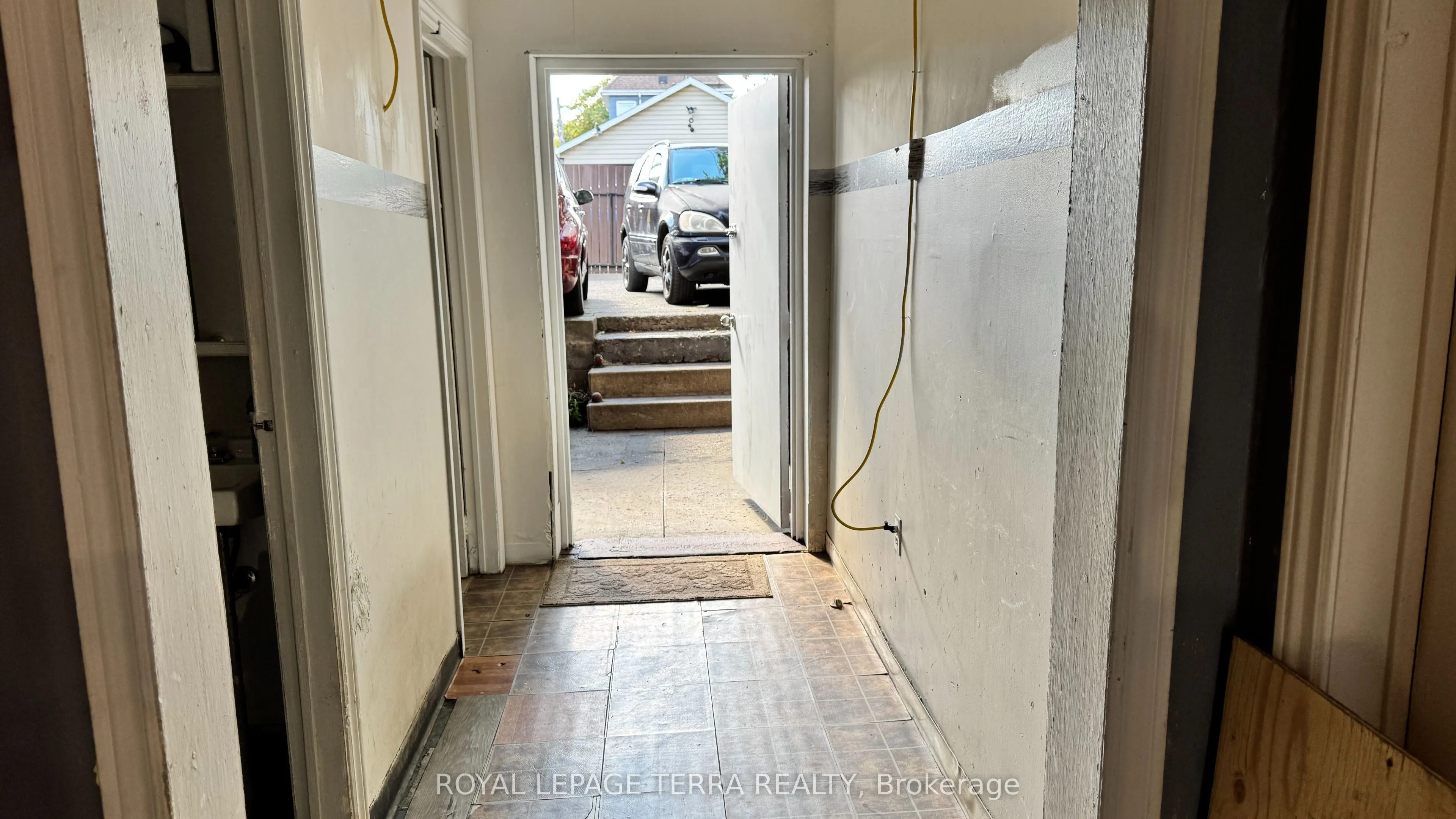 772 Barton Street E