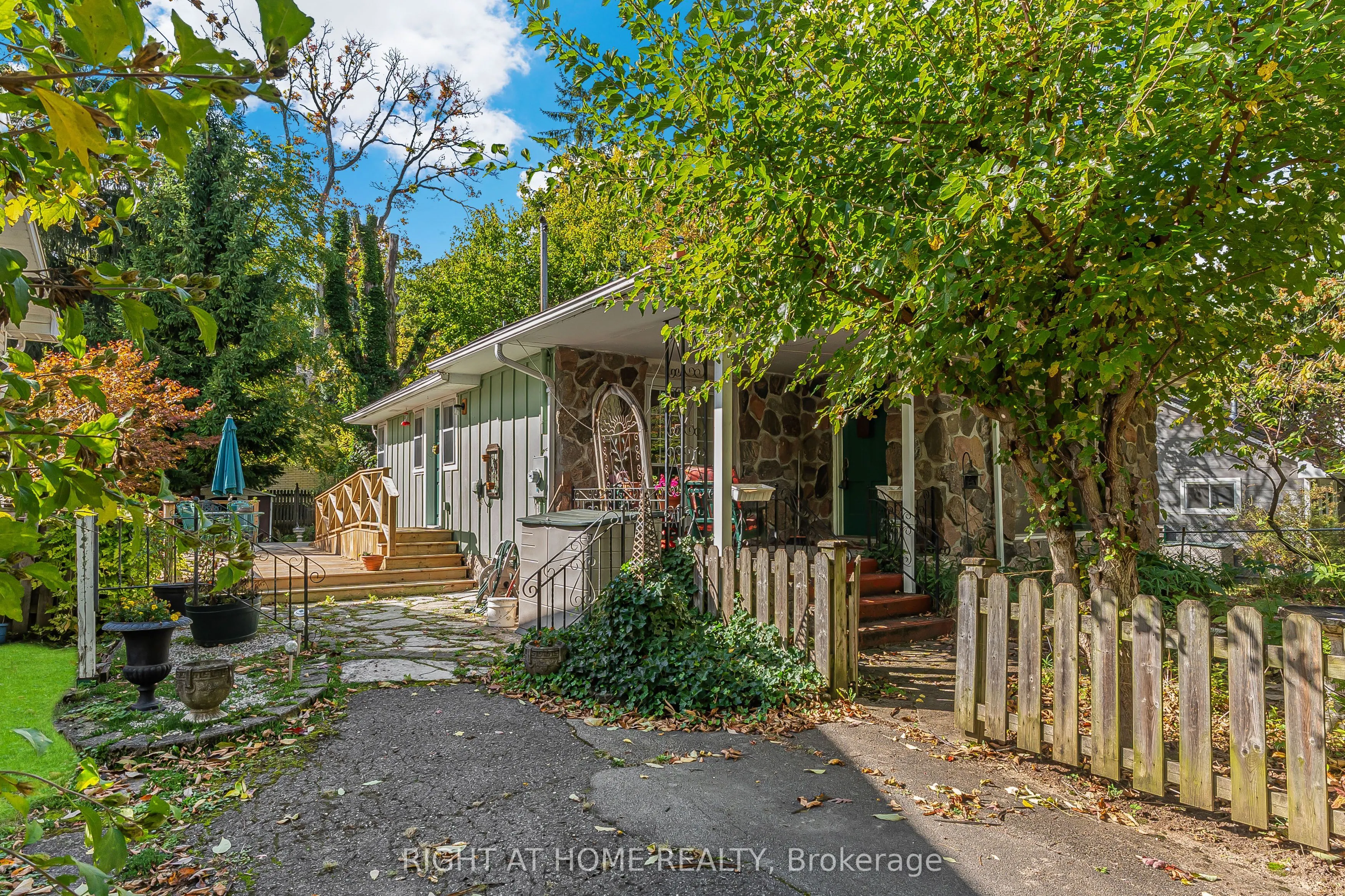 16 Wyckliffe Avenue