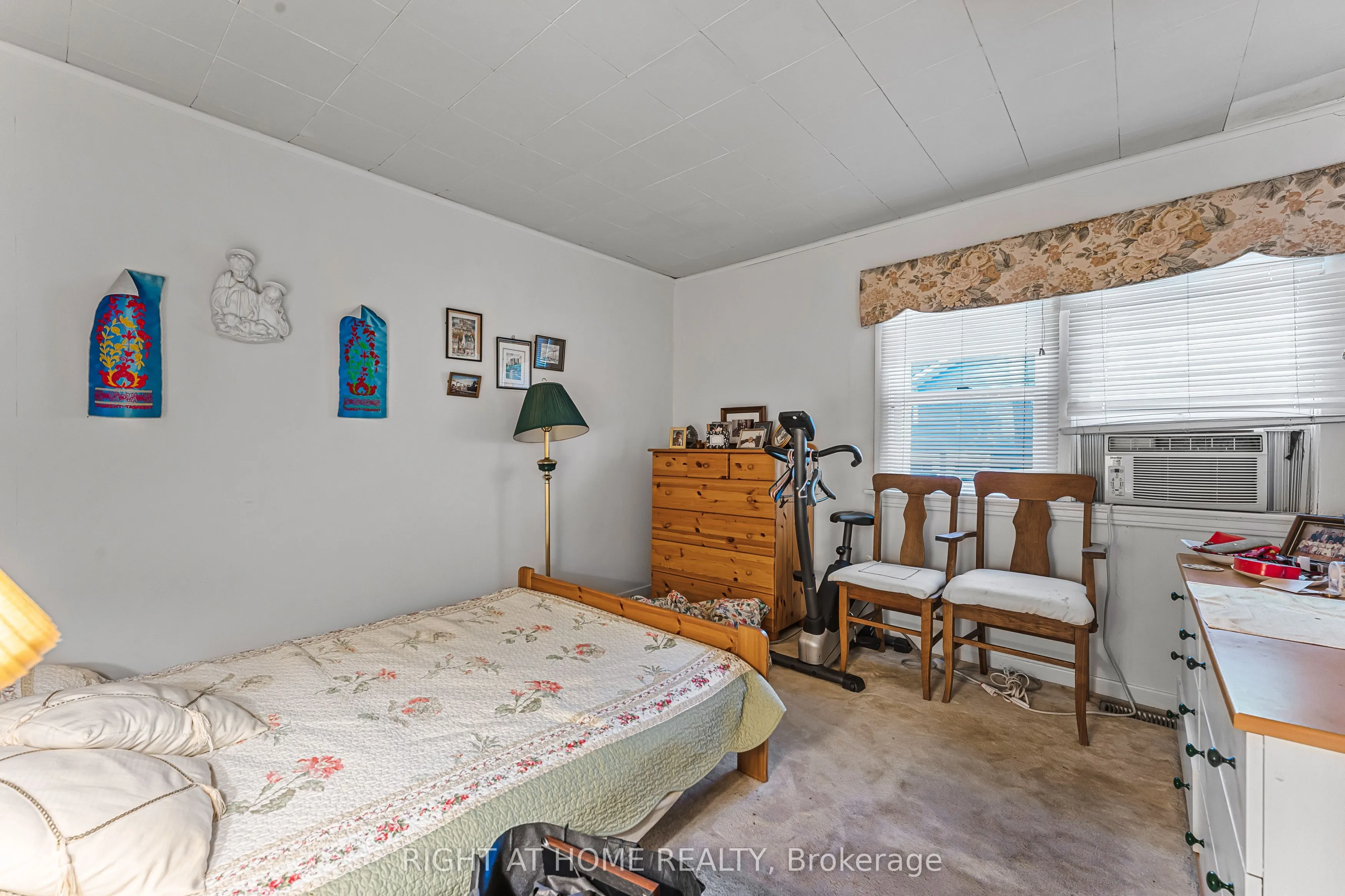 16 Wyckliffe Avenue