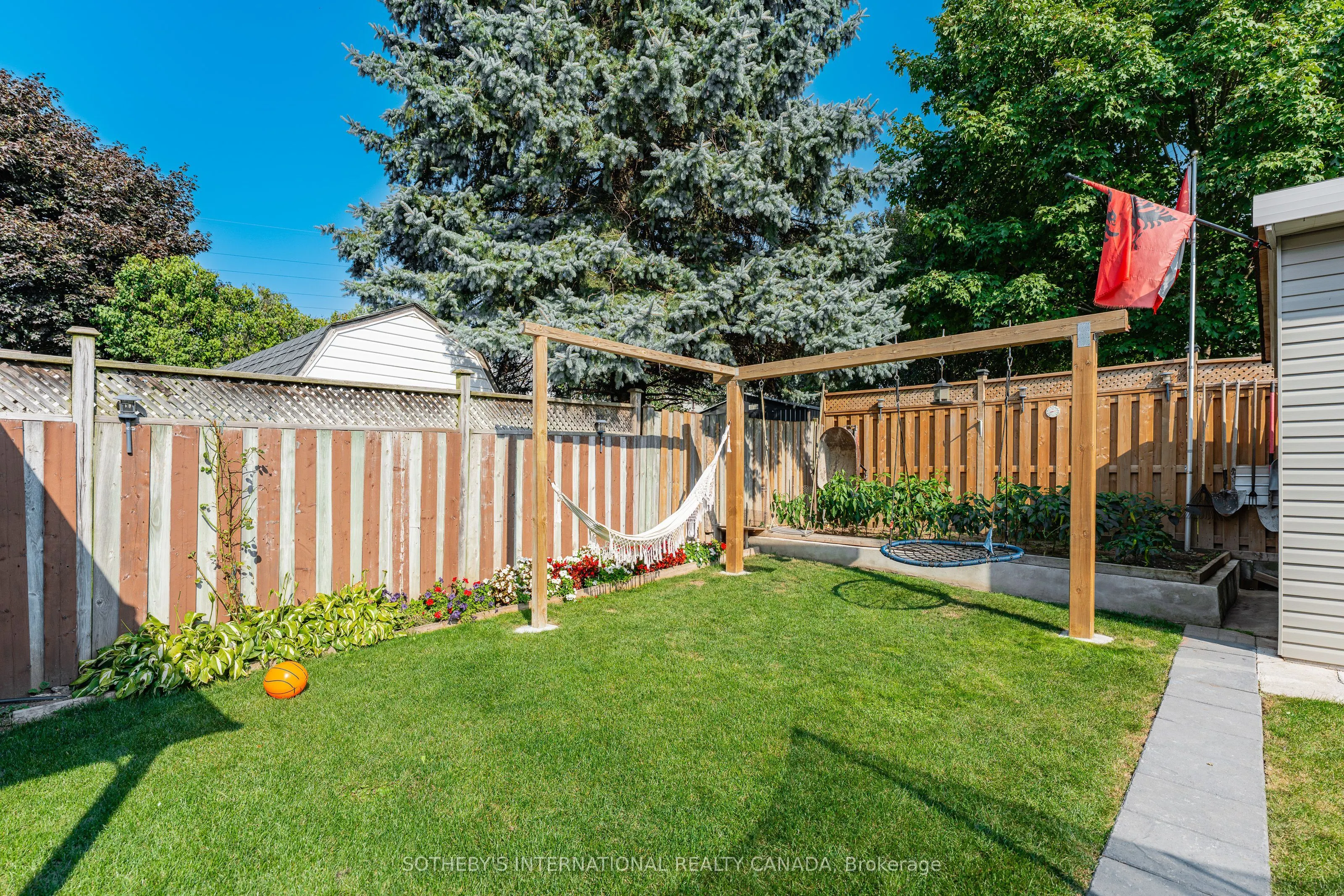 64 Glenbrook Crescent