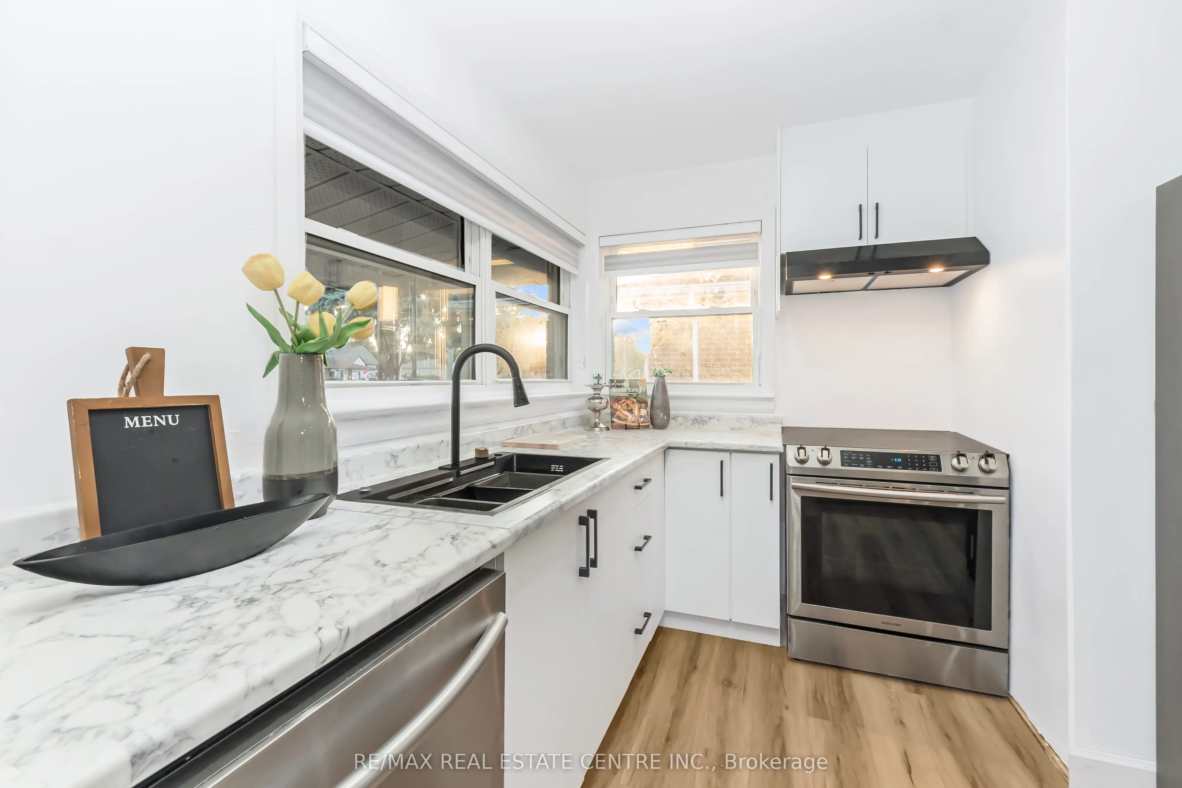 959 Mohawk Road E