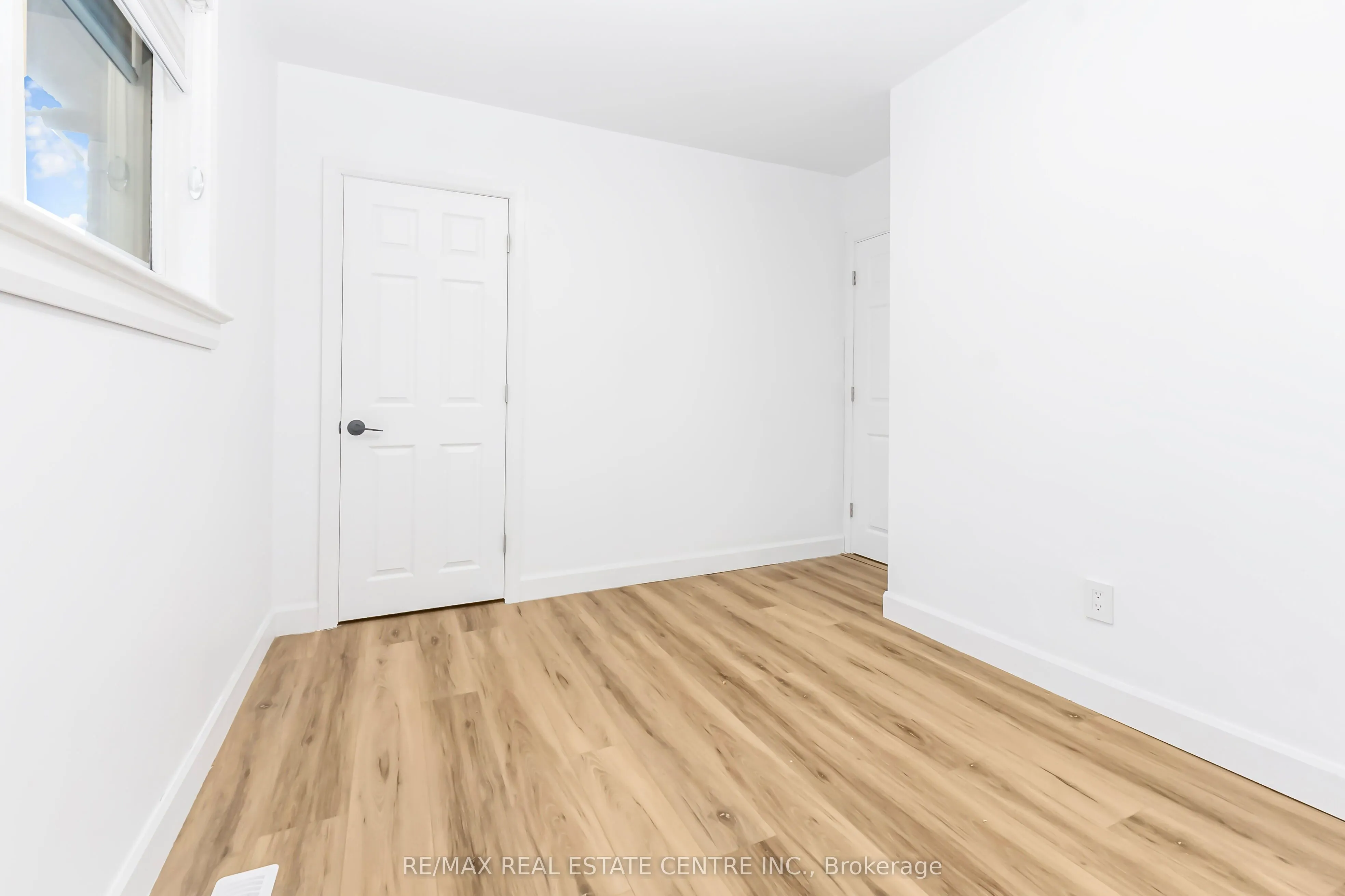 959 Mohawk Road E