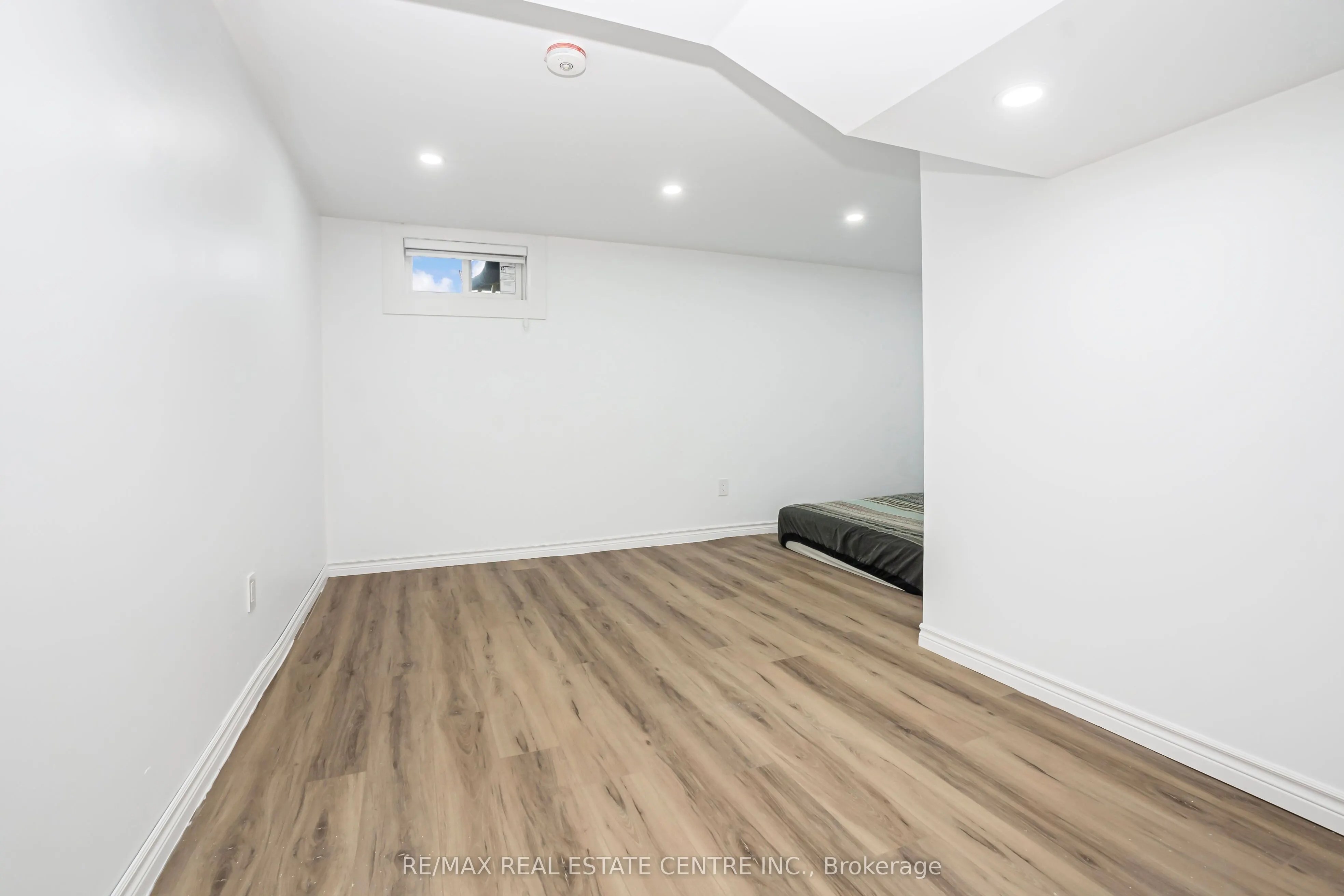 959 Mohawk Road E