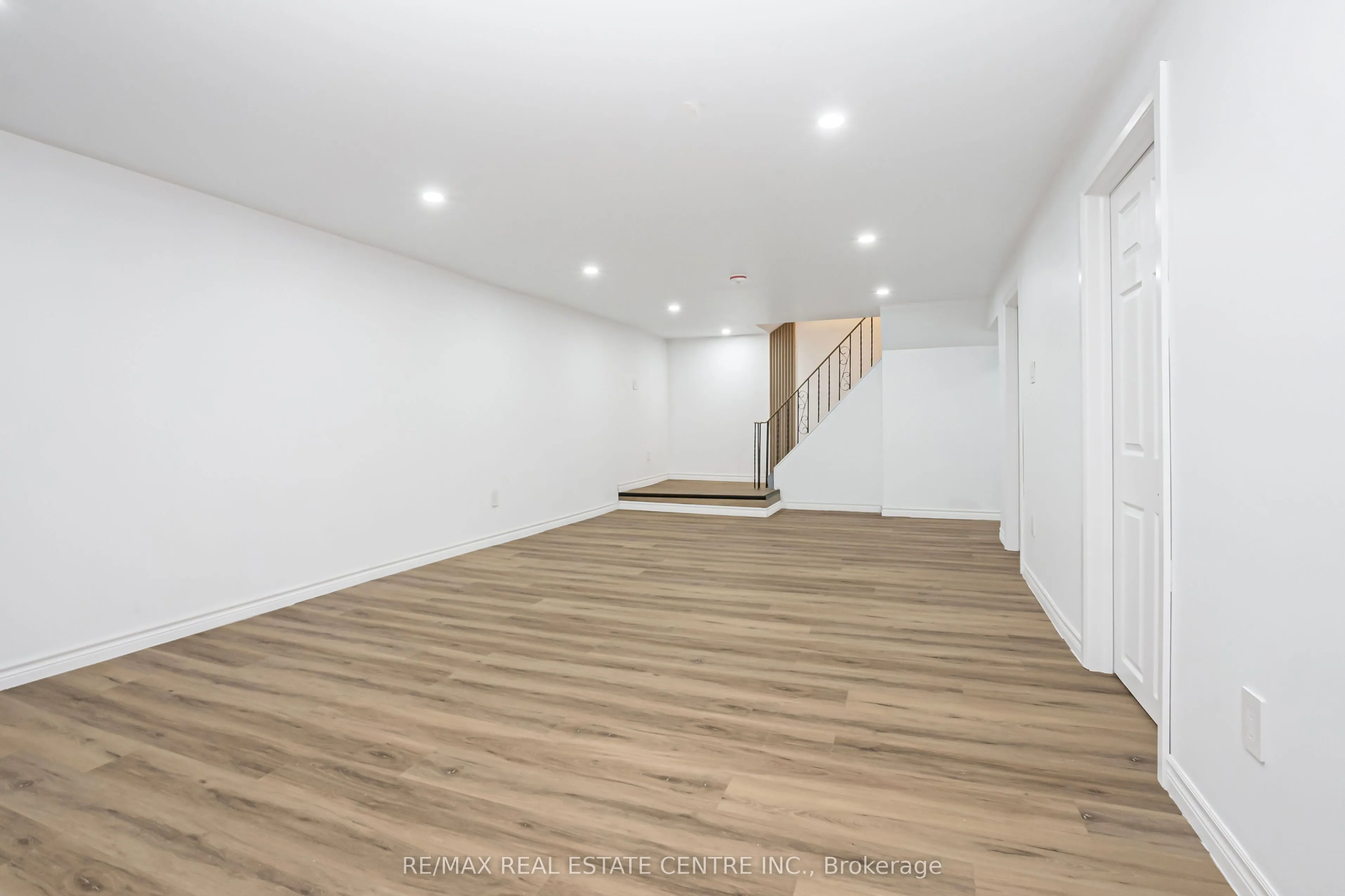 959 Mohawk Road E