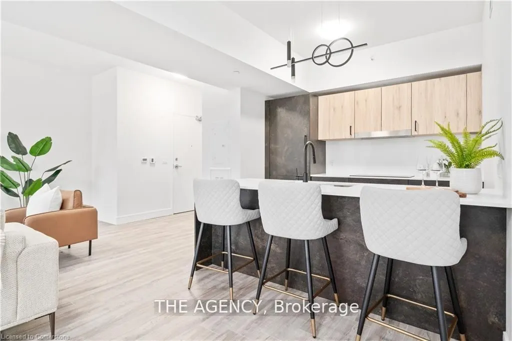 2 Dundas Street W, #402