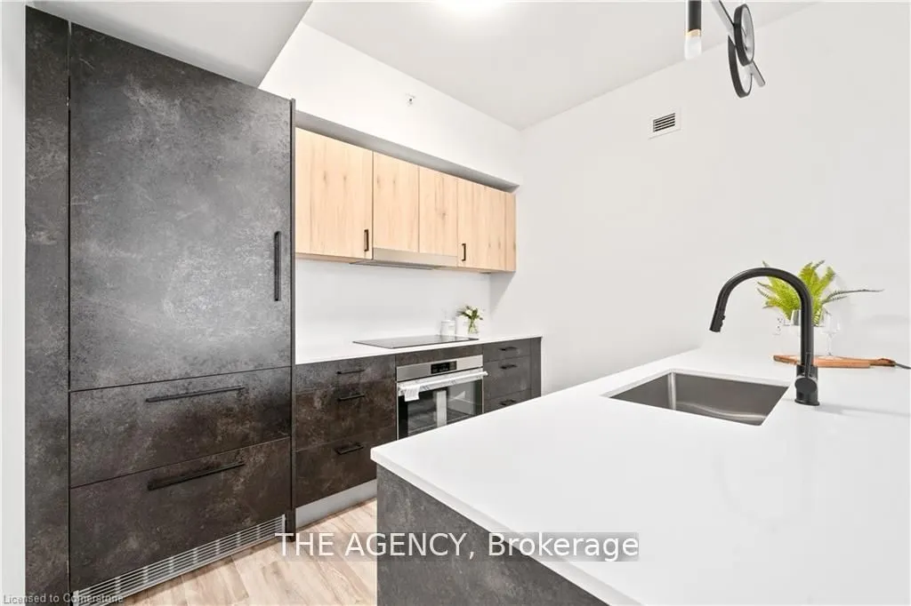 2 Dundas Street W, #402