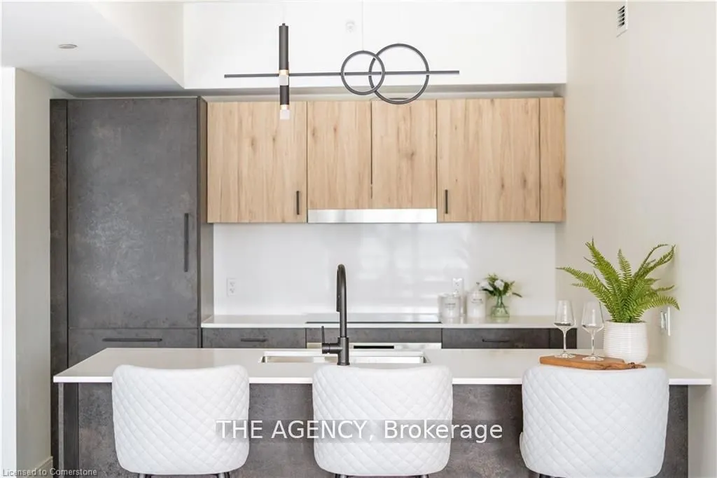 2 Dundas Street W, #402