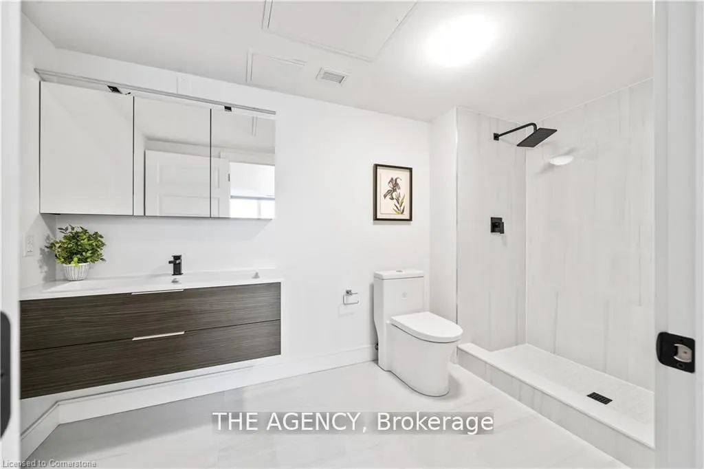 2 Dundas Street W, #402