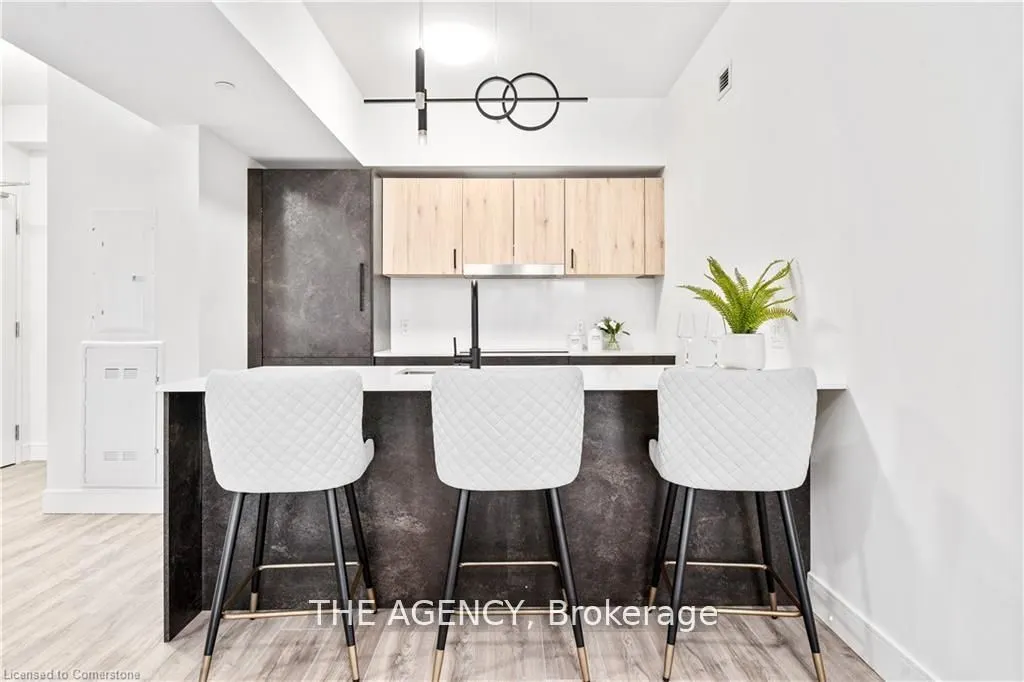 2 Dundas Street W, #402