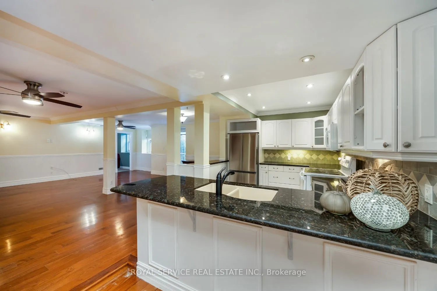 323 George Street, #103