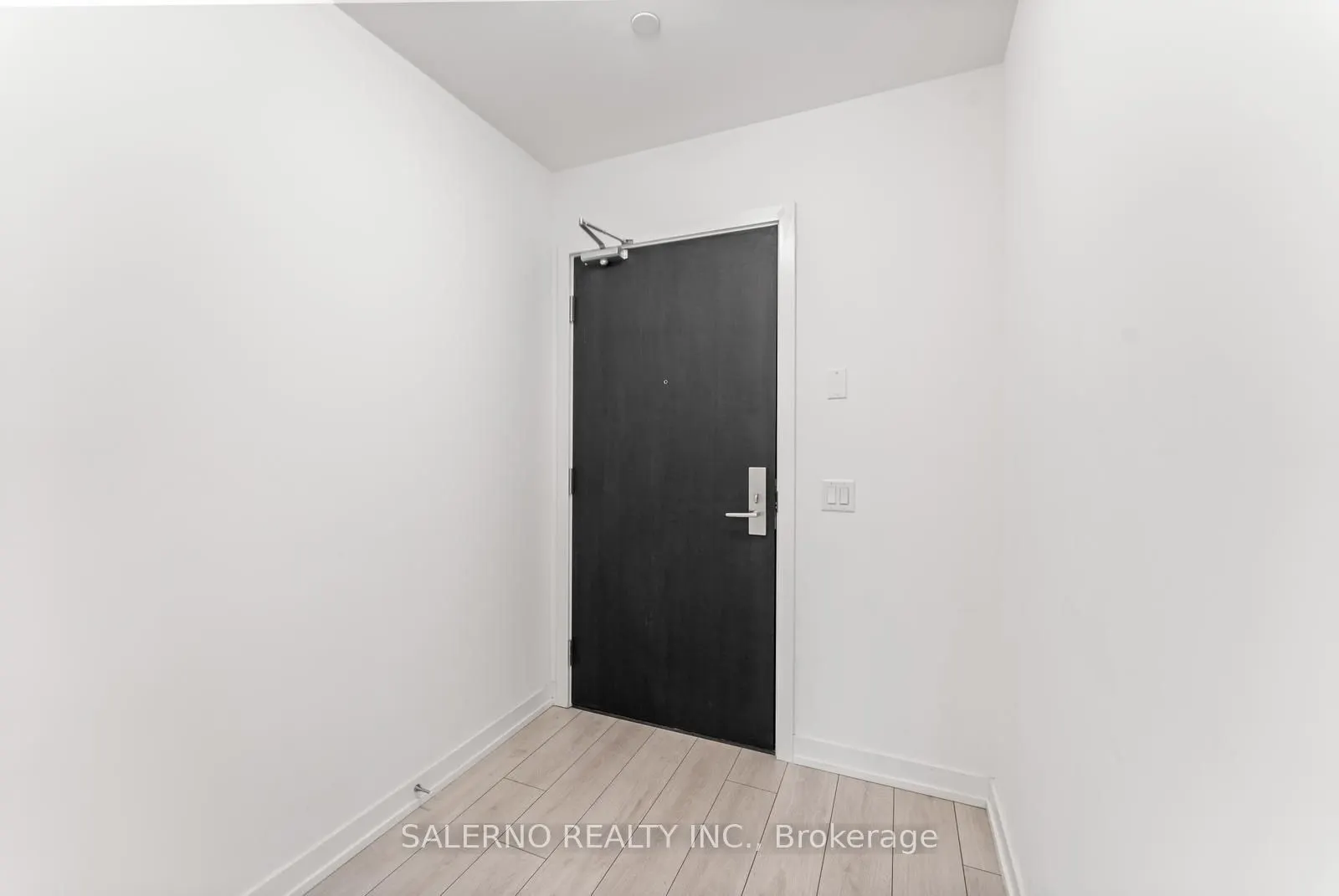 55 Duke Street W, #401