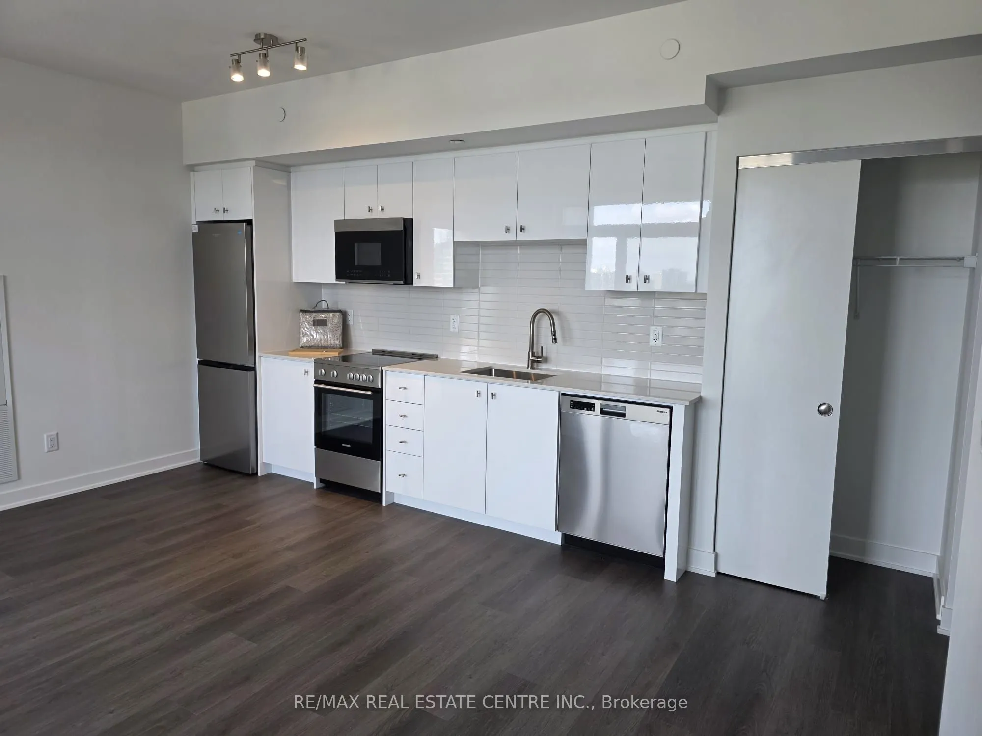 25 Wellington Street S, #1212
