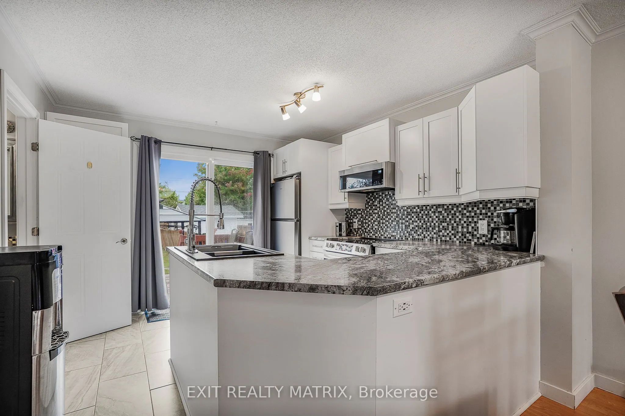 712 Nelson Street W