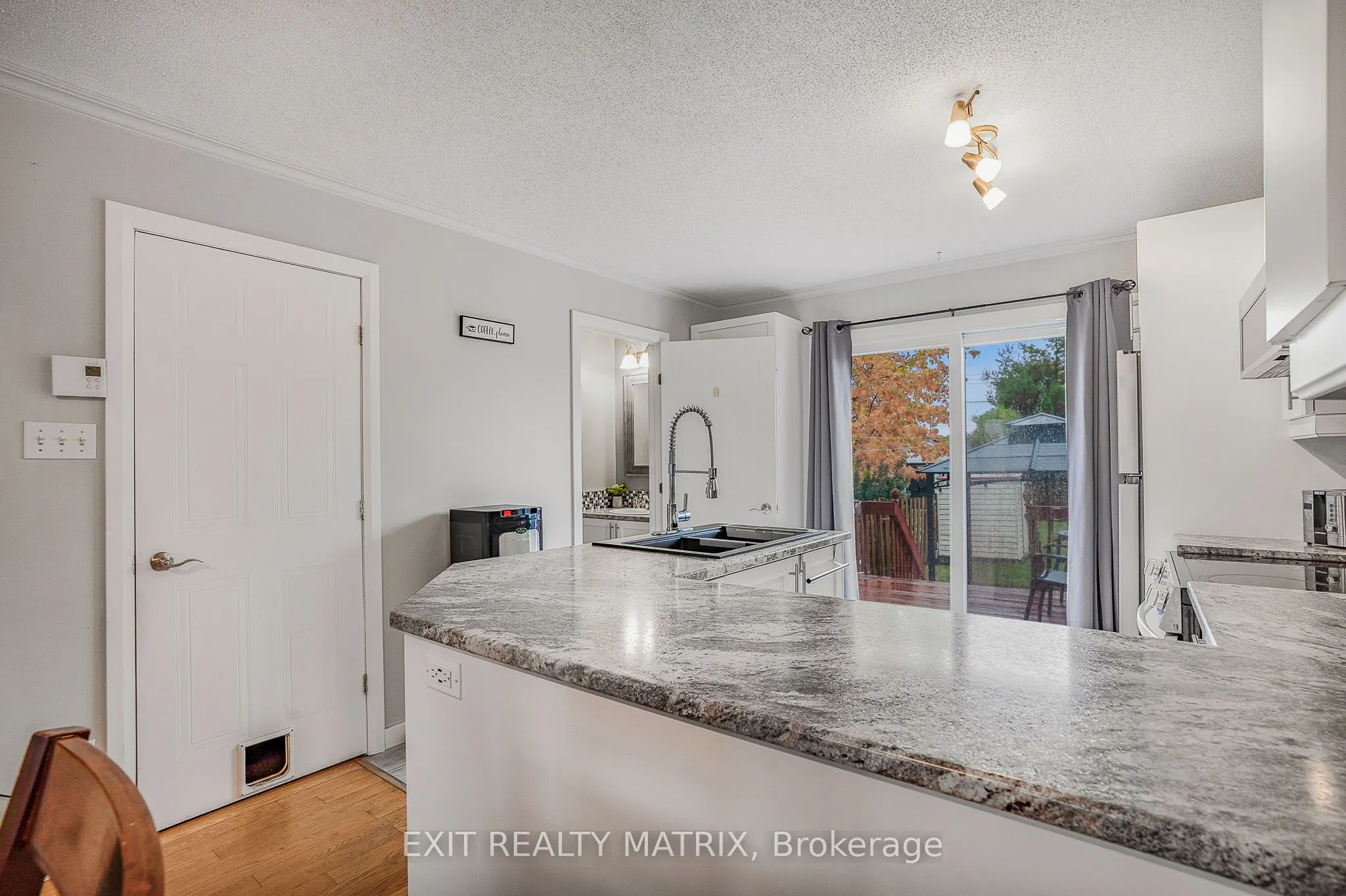 712 Nelson Street W