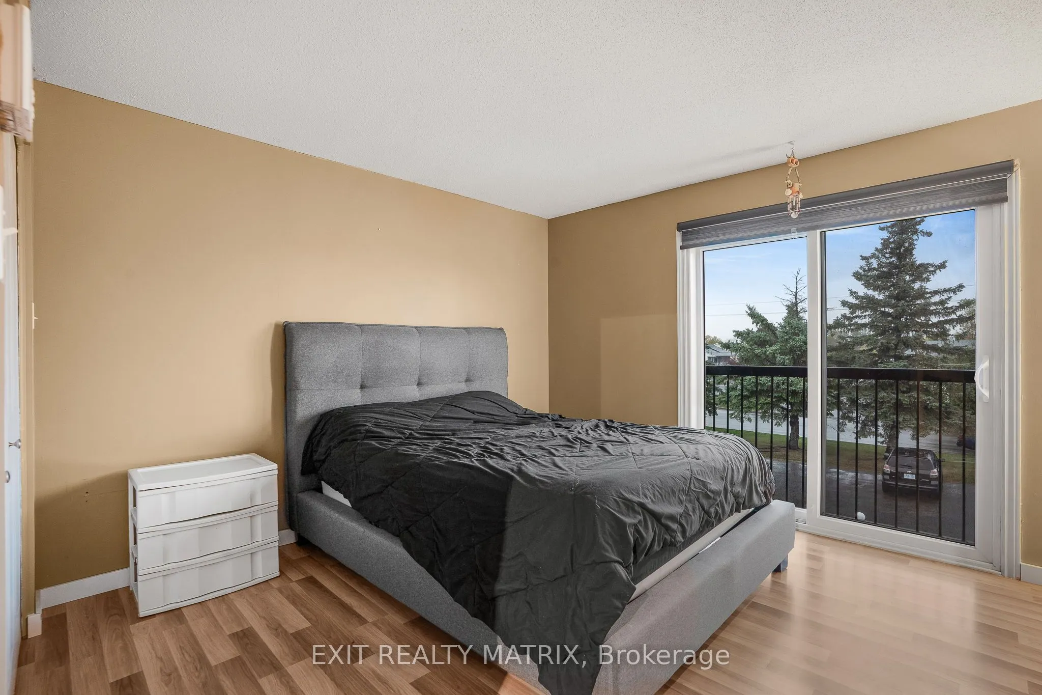 712 Nelson Street W