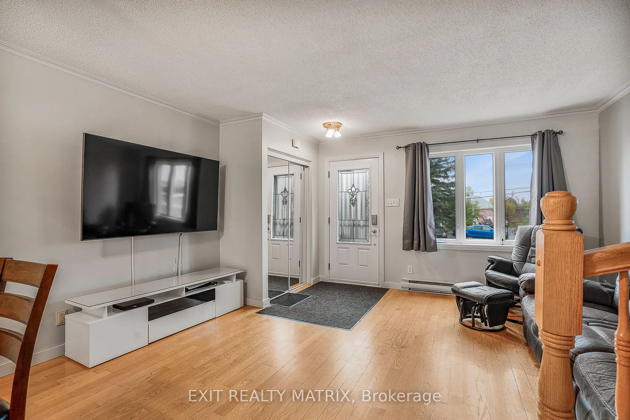712 Nelson Street W