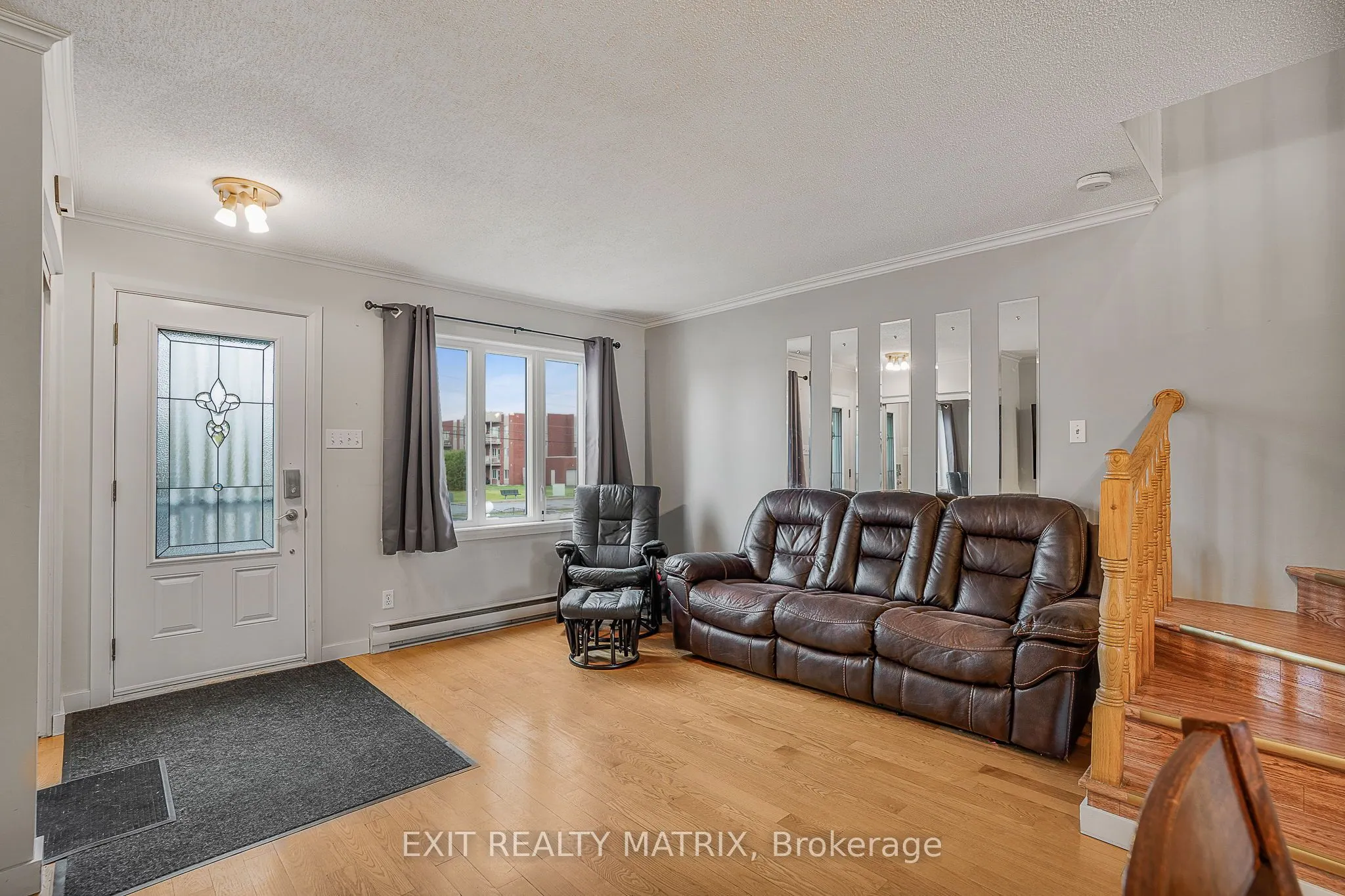 712 Nelson Street W