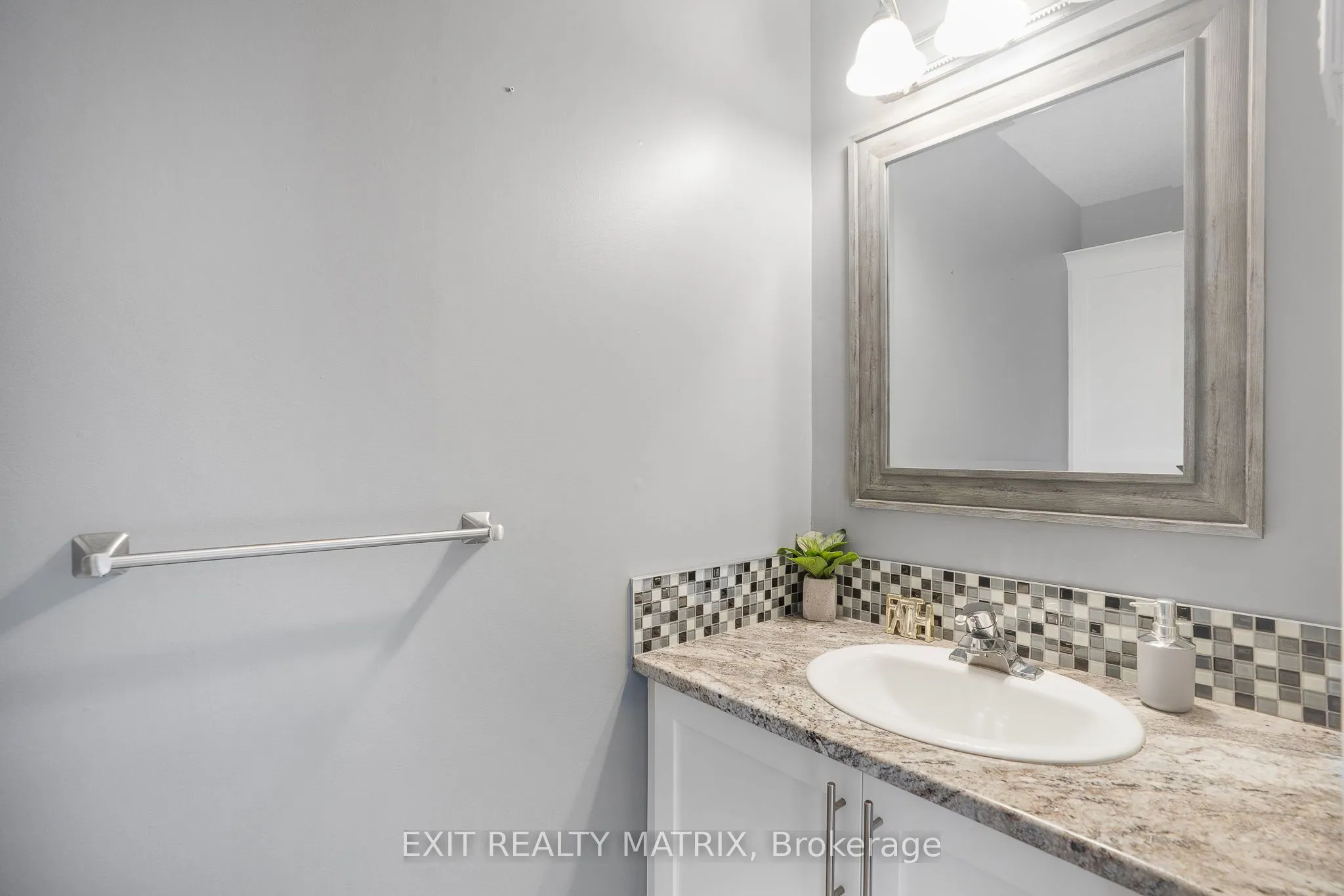 712 Nelson Street W