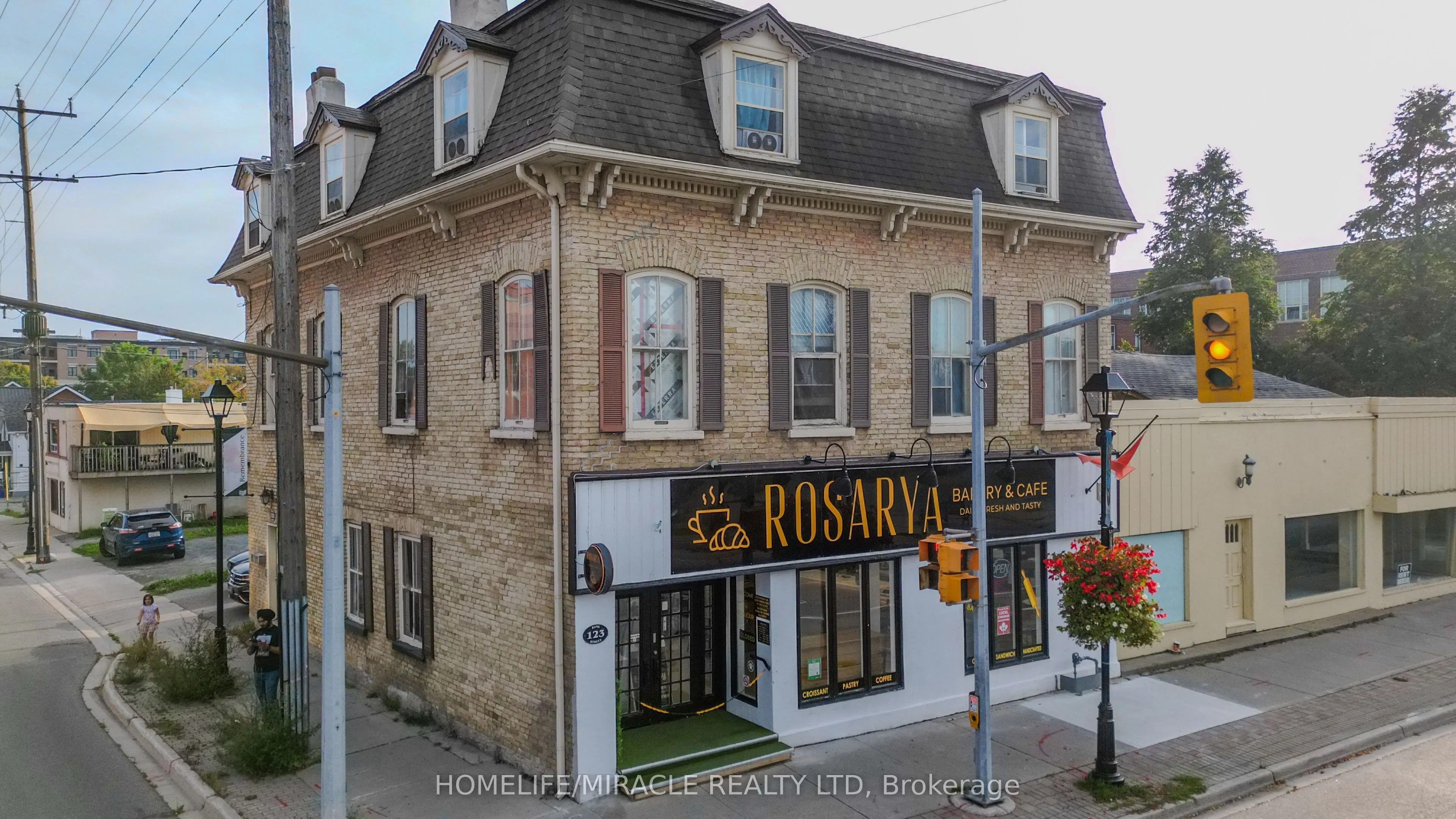 123 King Street W