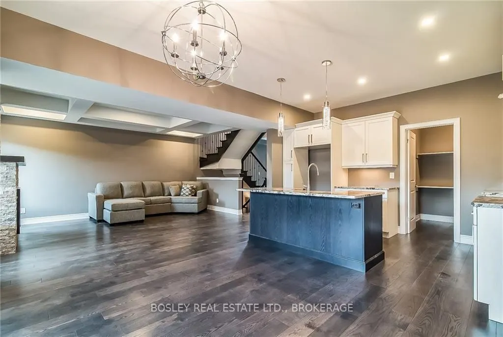 6168 Curlin Crescent