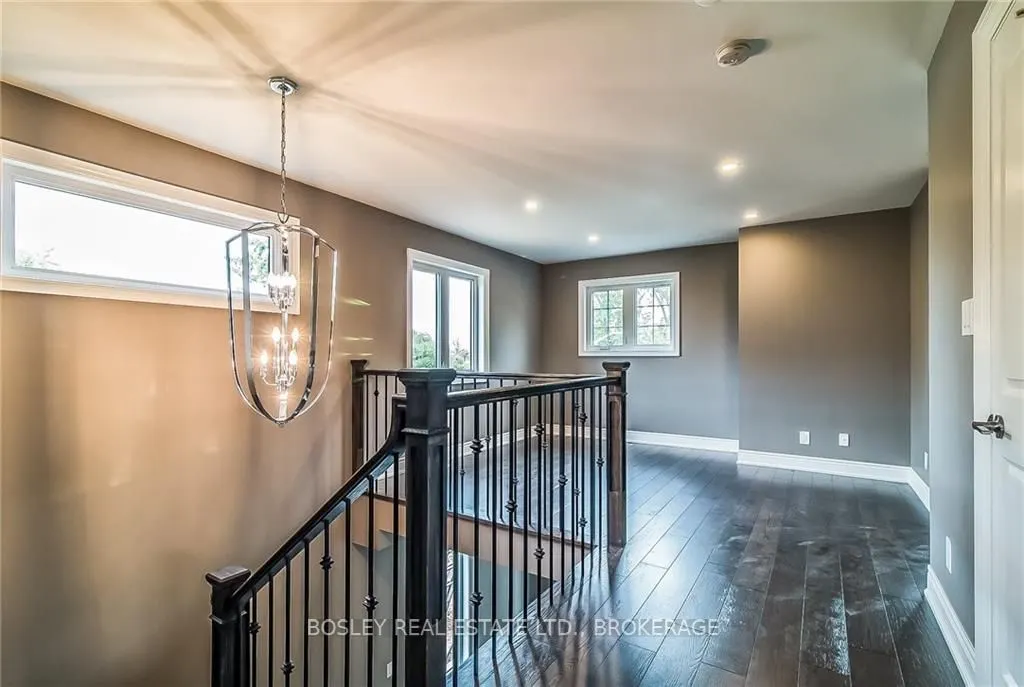 6168 Curlin Crescent