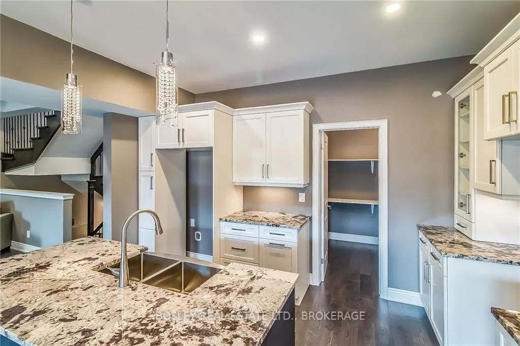 6168 Curlin Crescent