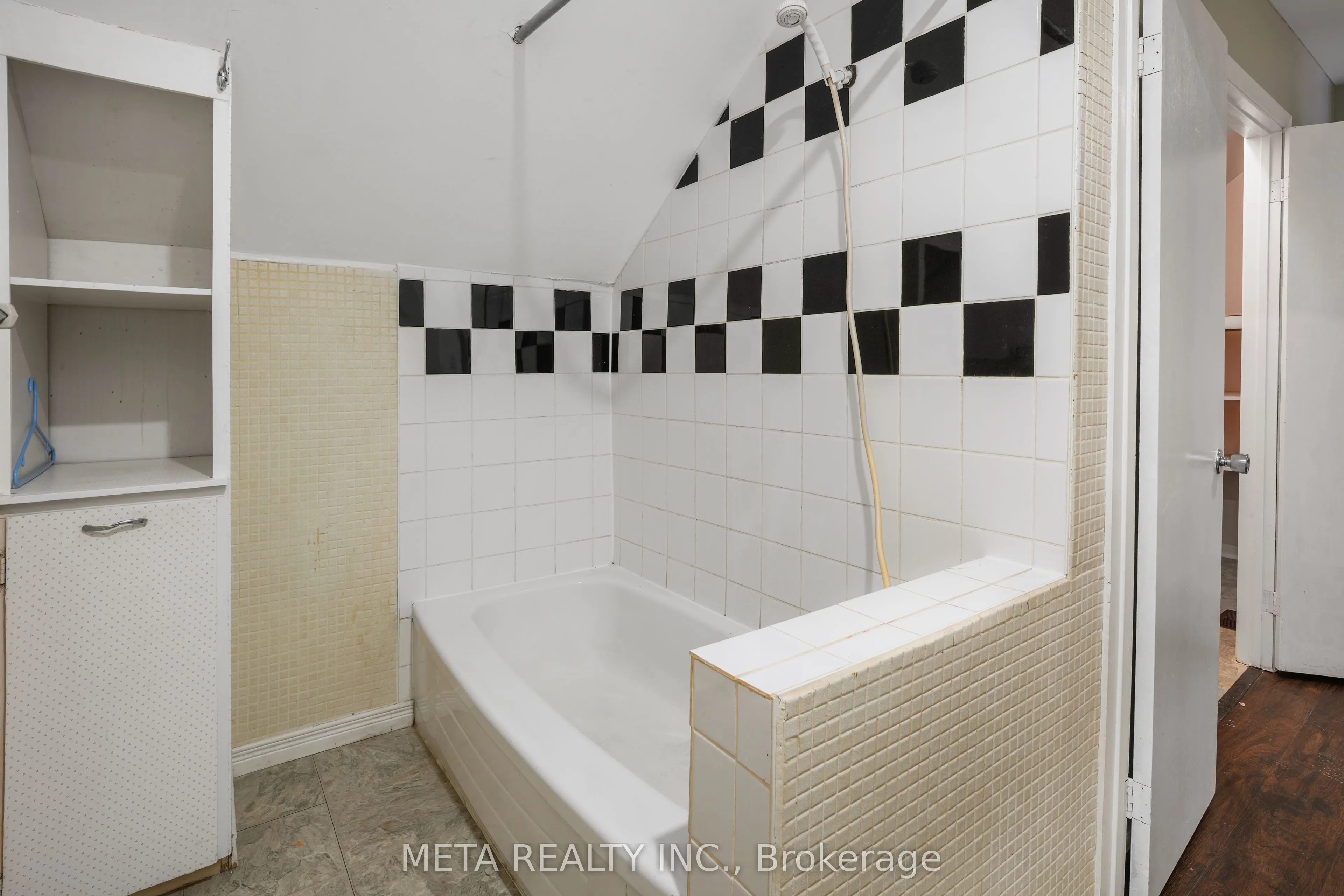 3 Hastings Street N