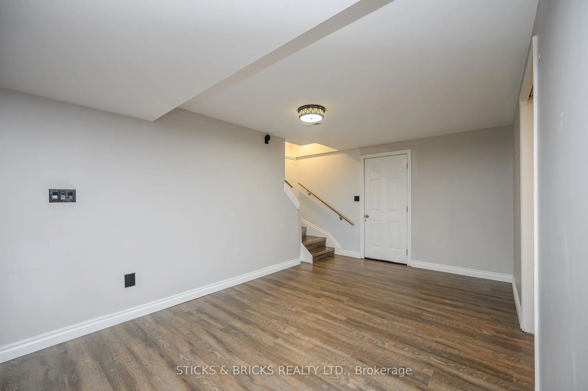 7102 Burbank Crescent