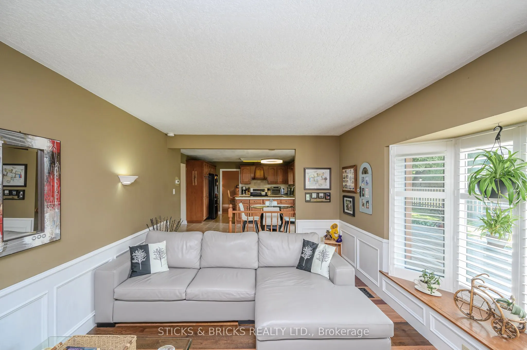 7102 Burbank Crescent