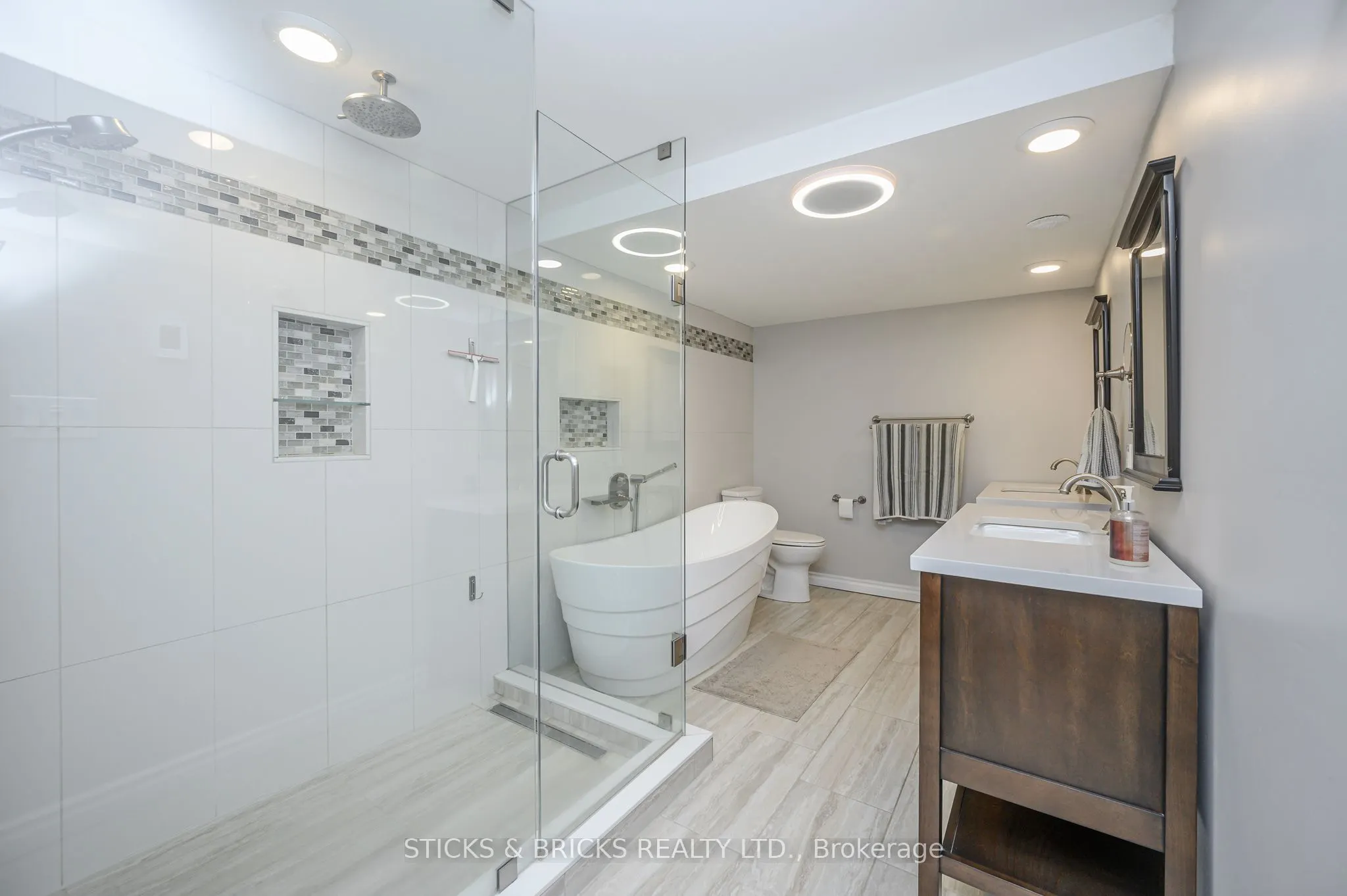 7102 Burbank Crescent