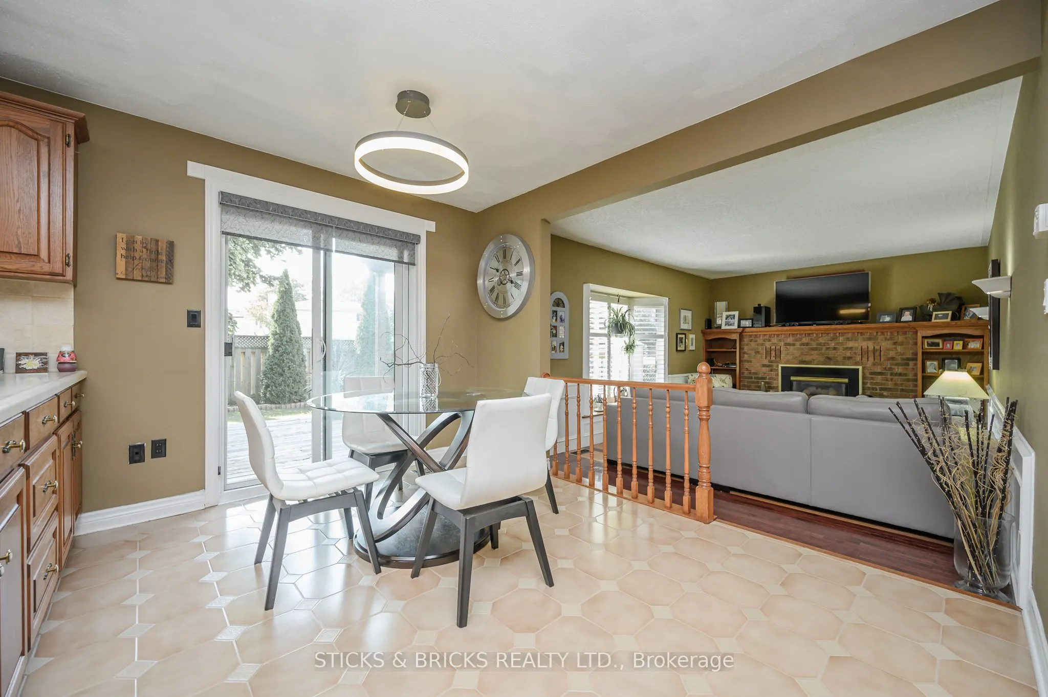 7102 Burbank Crescent