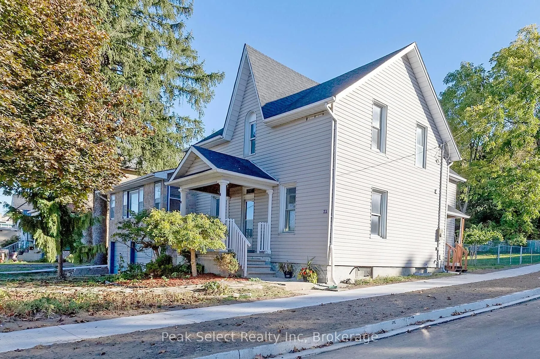 71 Wellington Street S