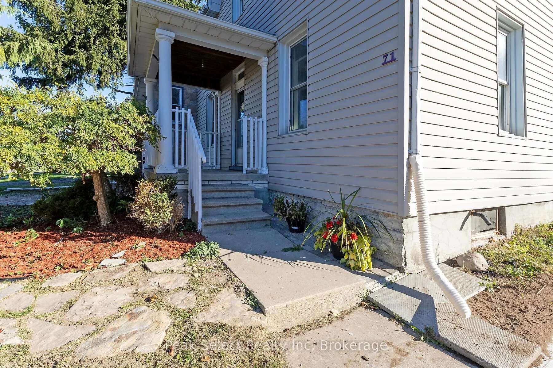 71 Wellington Street S