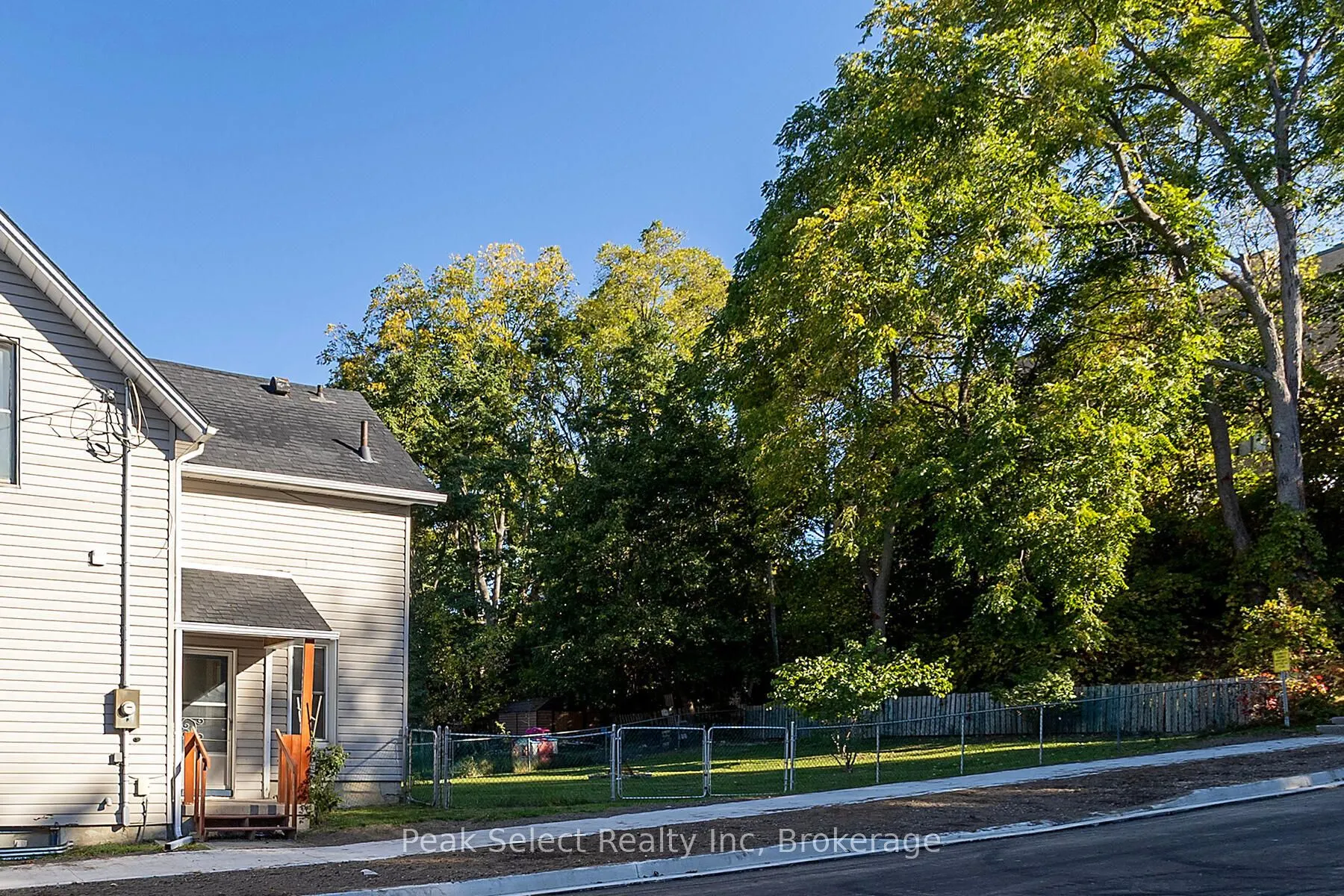 71 Wellington Street S