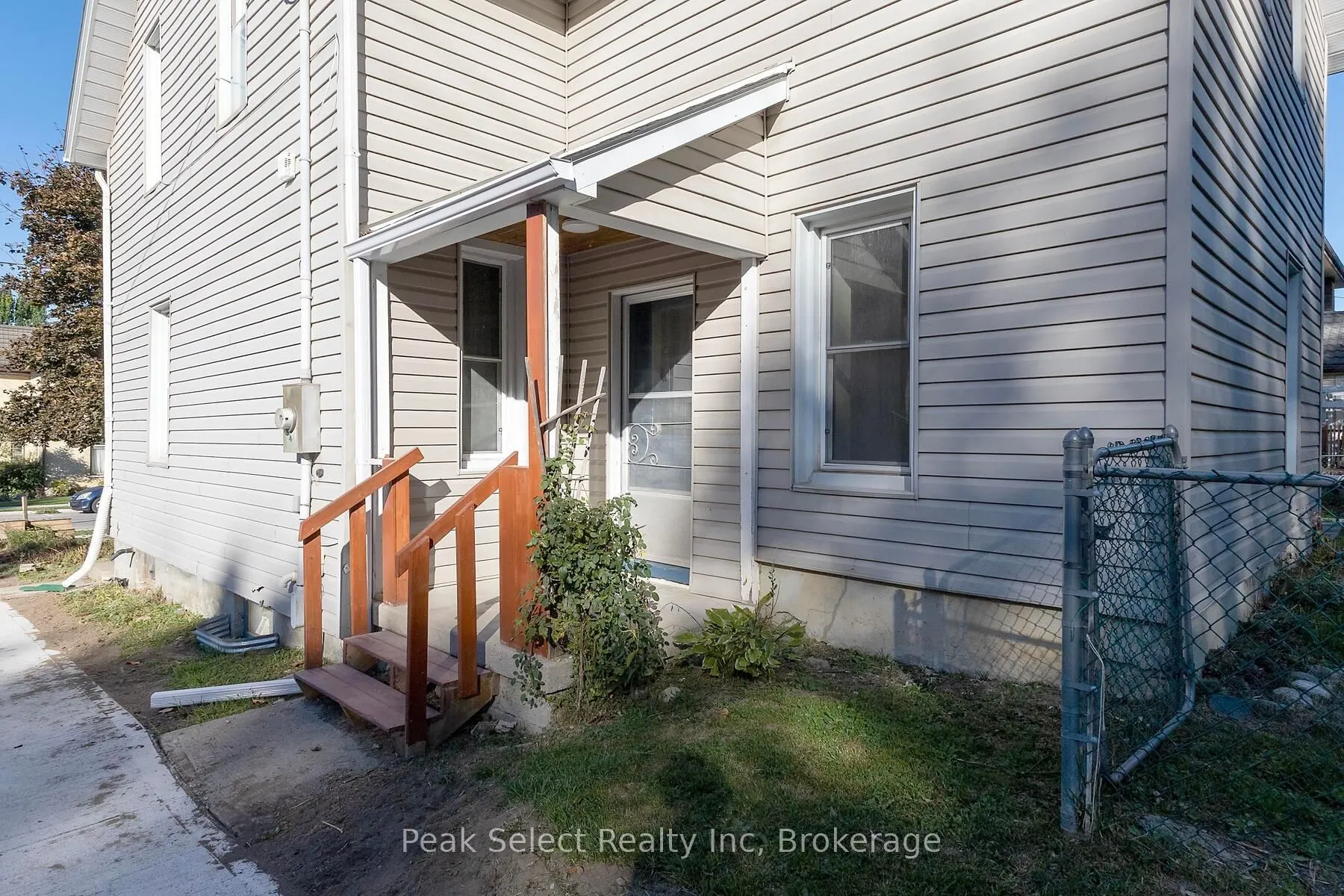 71 Wellington Street S