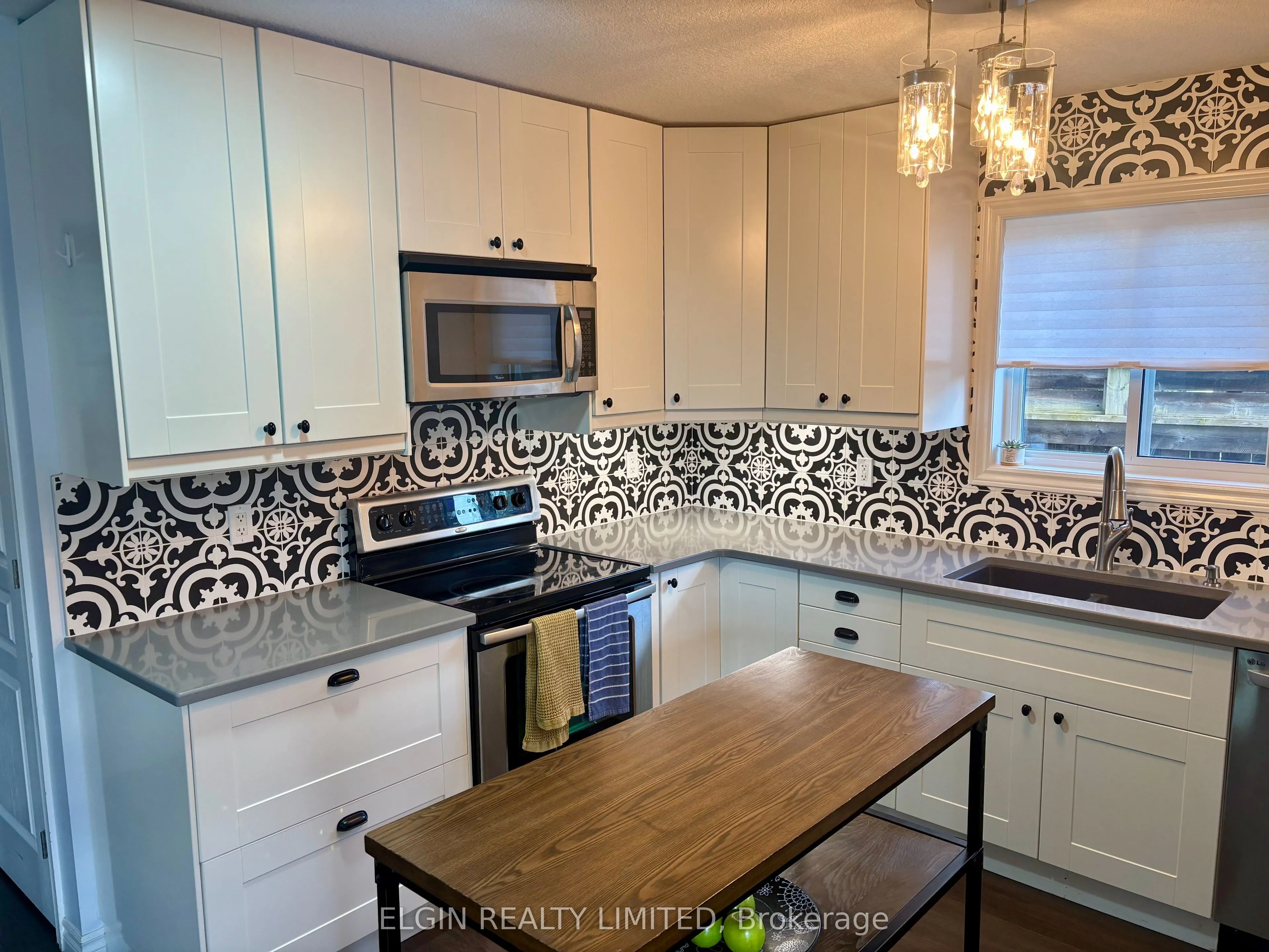 10 Ambleside Drive