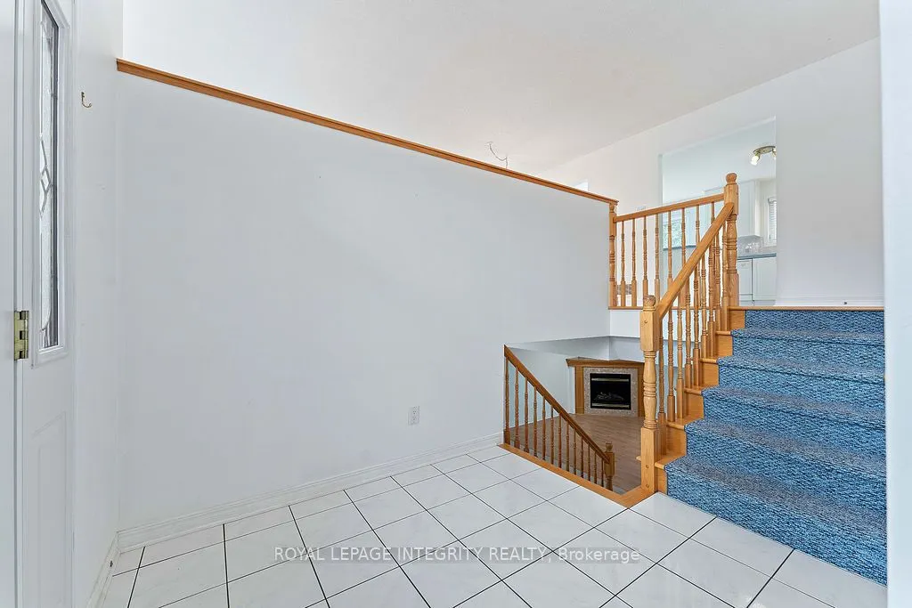 81 Lloydalex Crescent