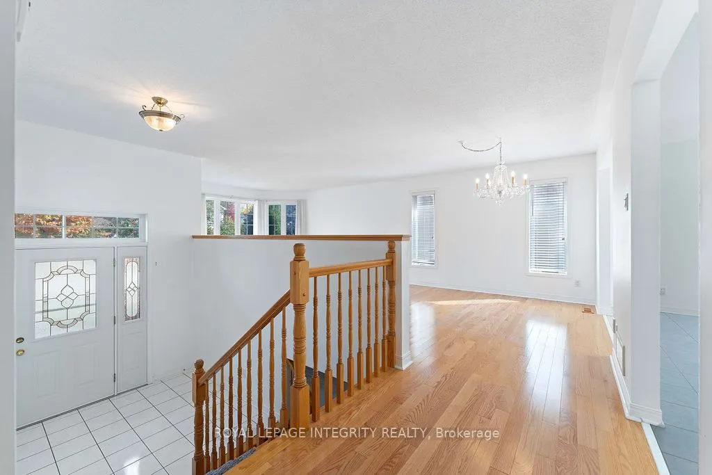 81 Lloydalex Crescent