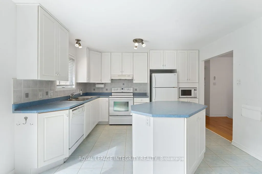 81 Lloydalex Crescent