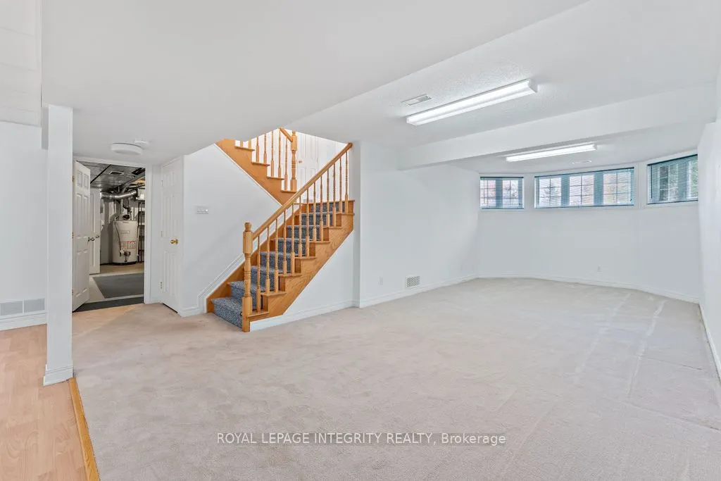 81 Lloydalex Crescent