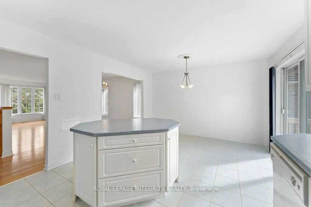 81 Lloydalex Crescent